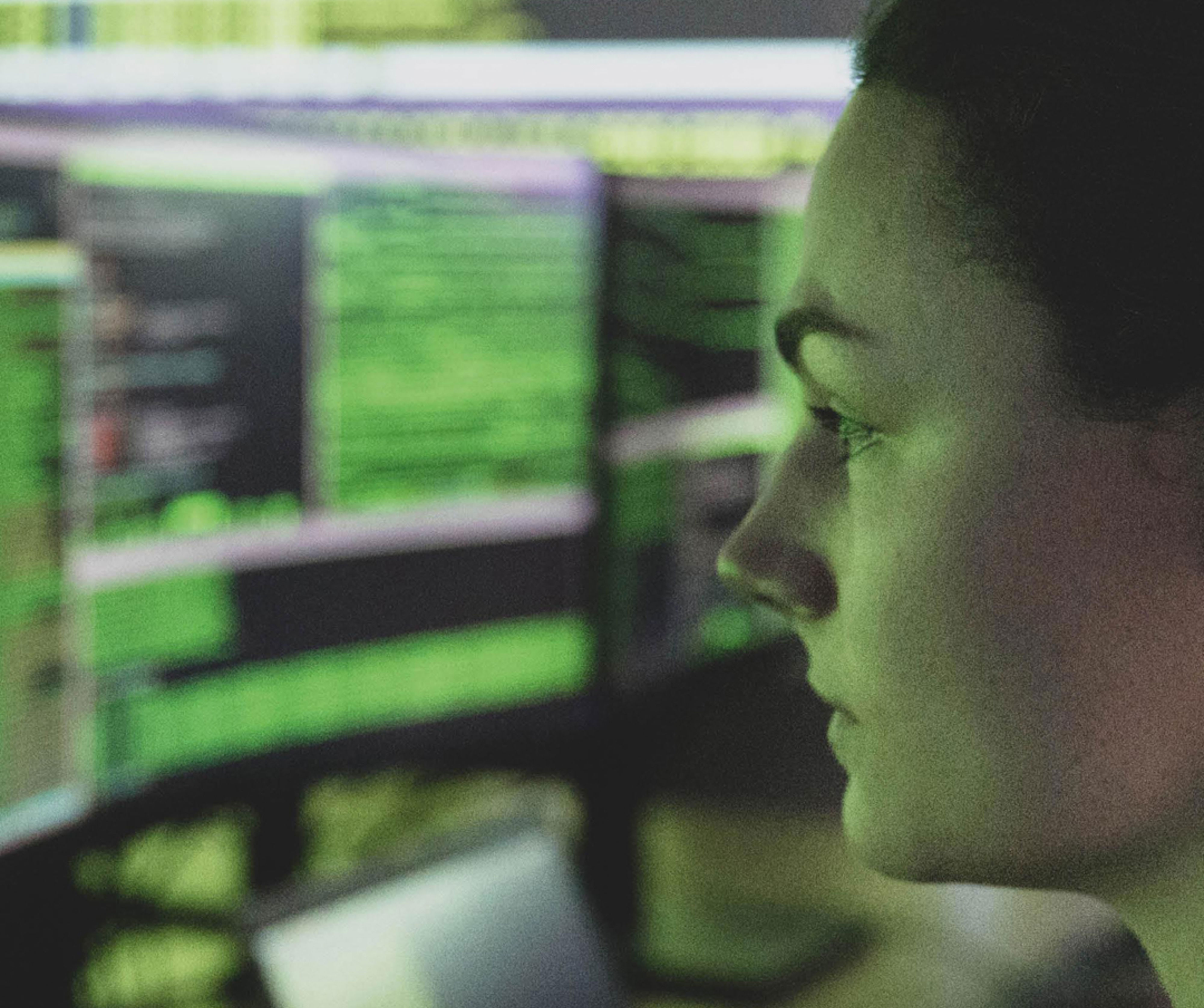 soldat framför datorskärmar