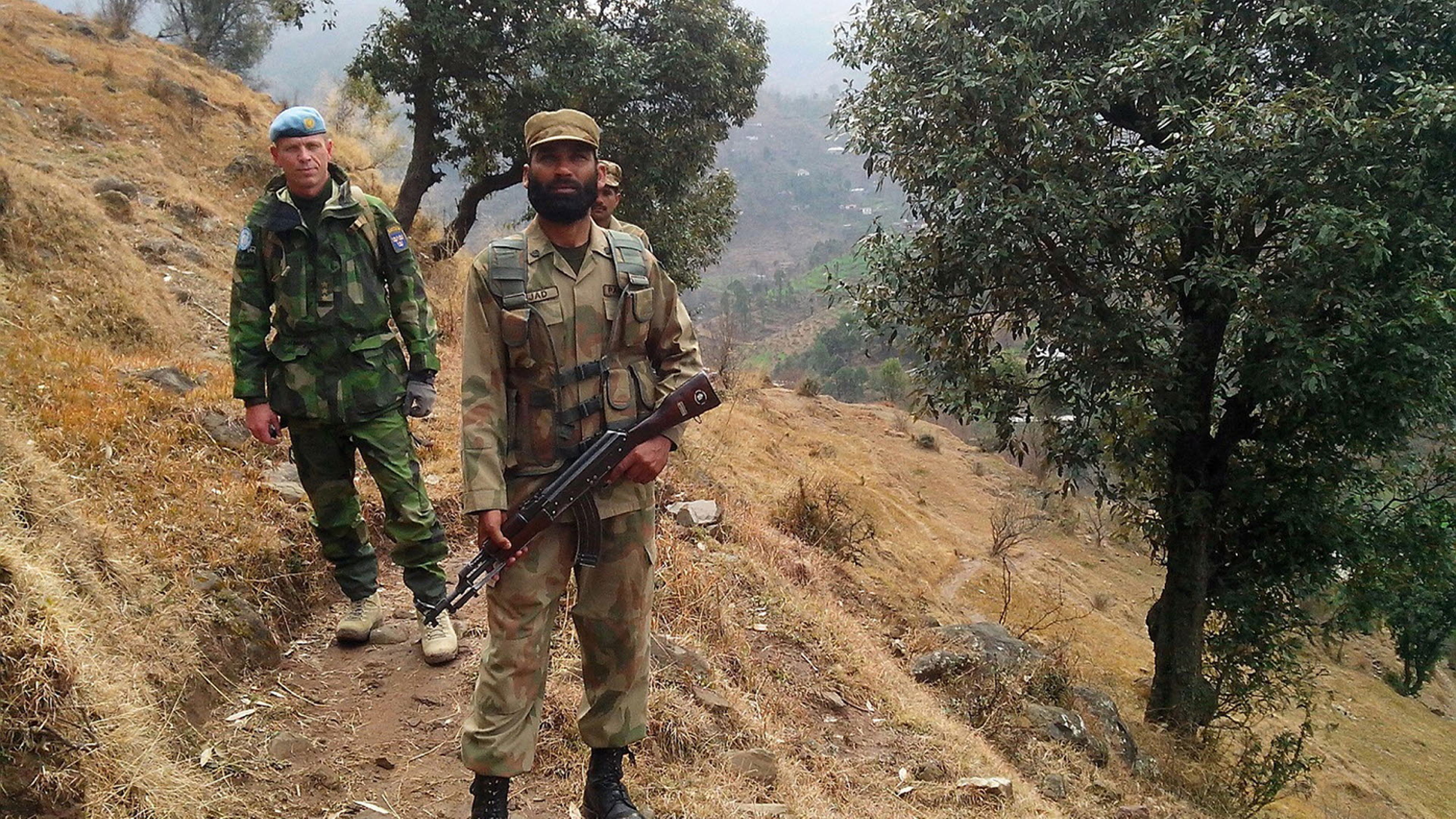 Klättring i svår terräng för att nå förband i bergen.