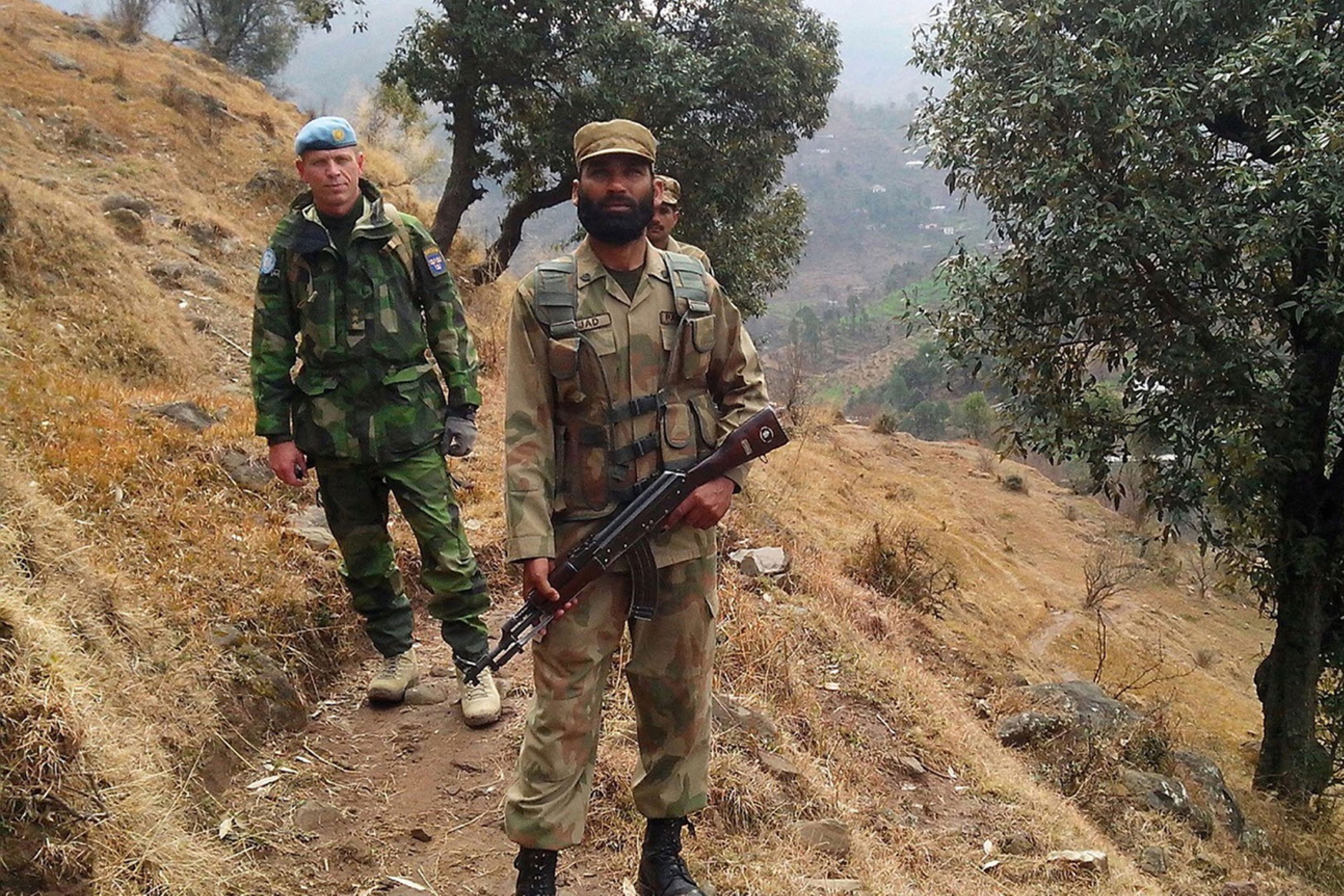 Klättring i svår terräng för att nå förband i bergen.