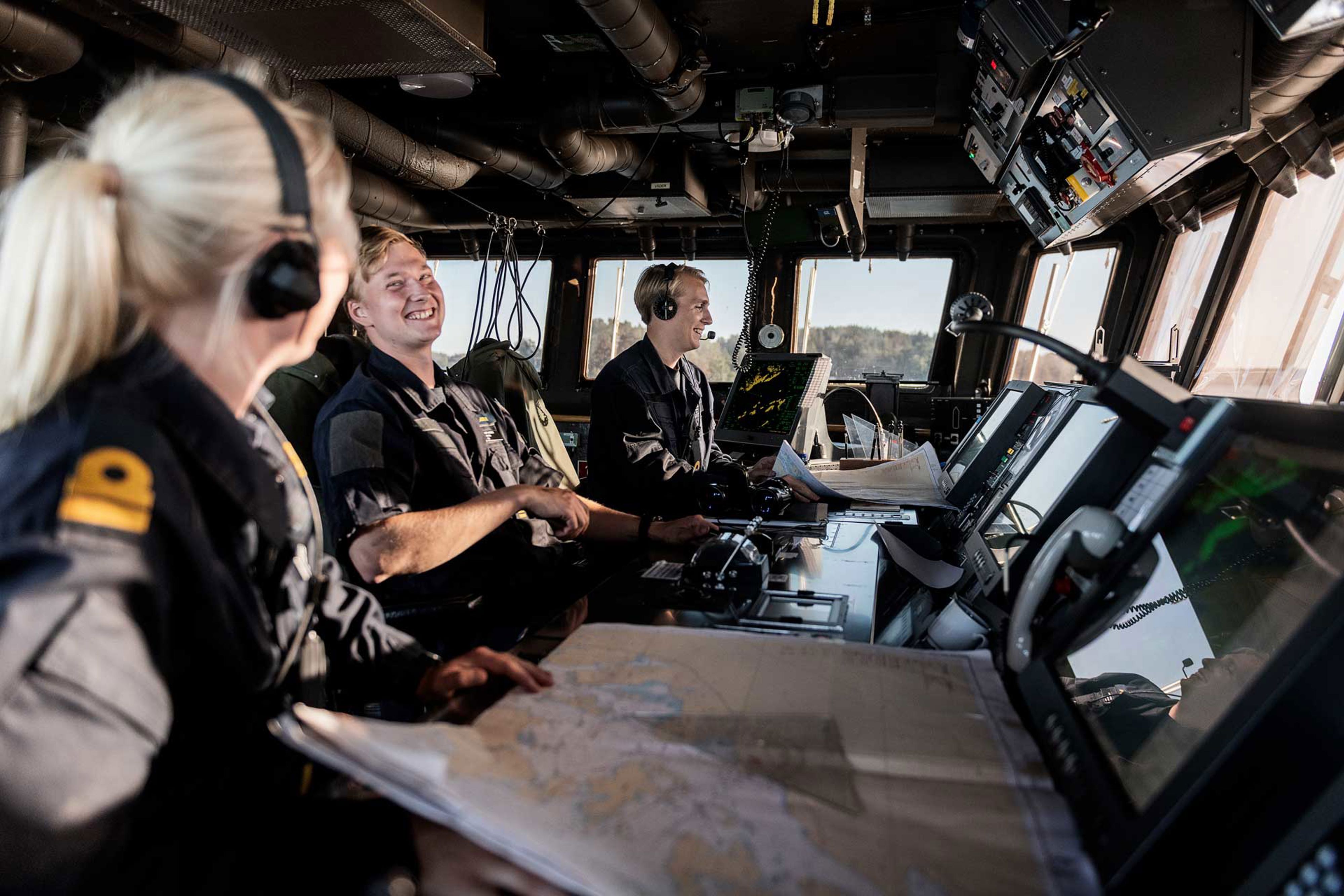 Marin personal inne i en stor båt