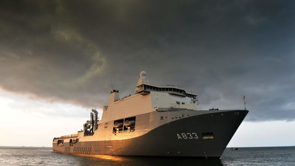 Det nederländska stödfartyget HNLMS Karel Doorman.