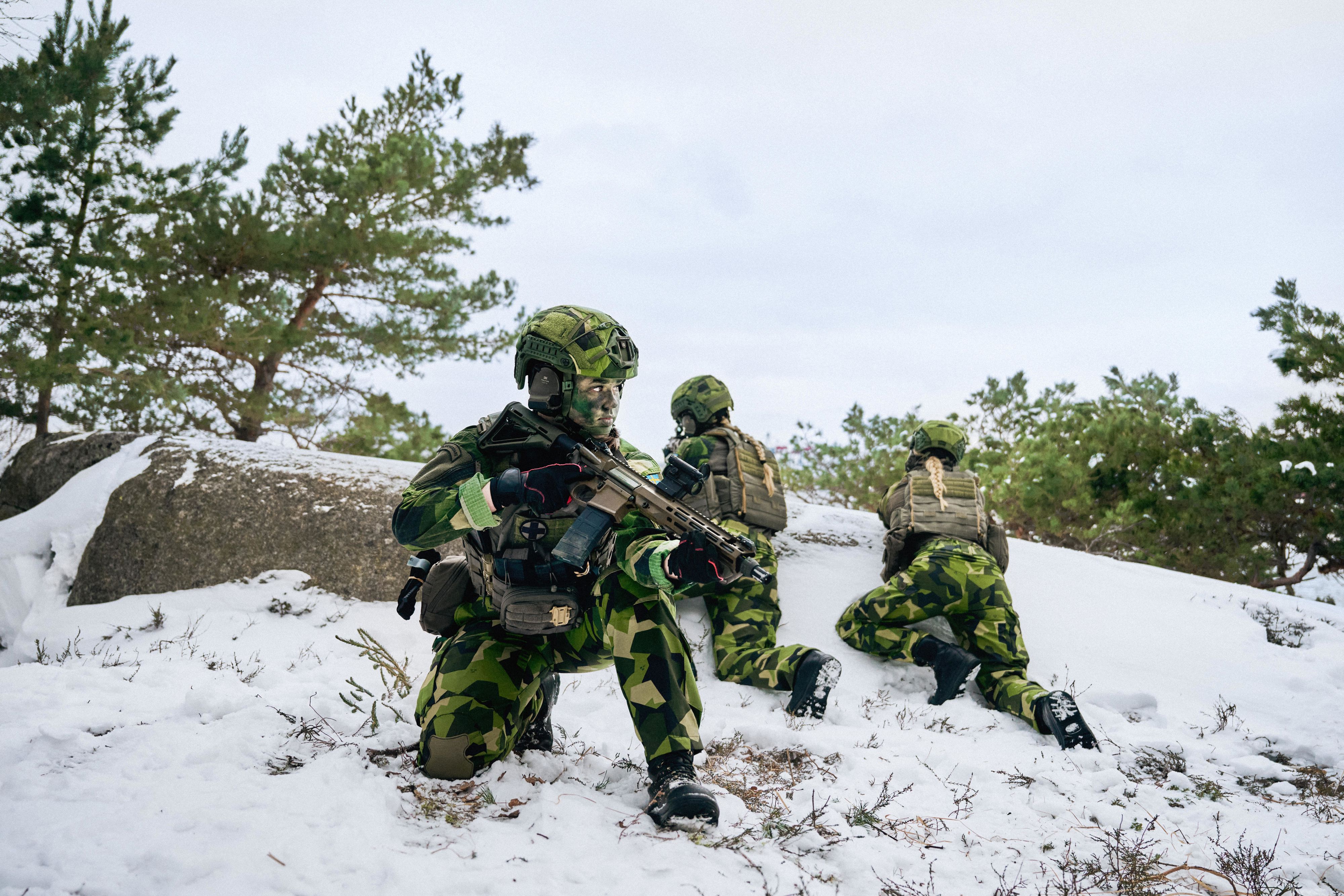 Kvinnliga militärer ute i vinterklimat
