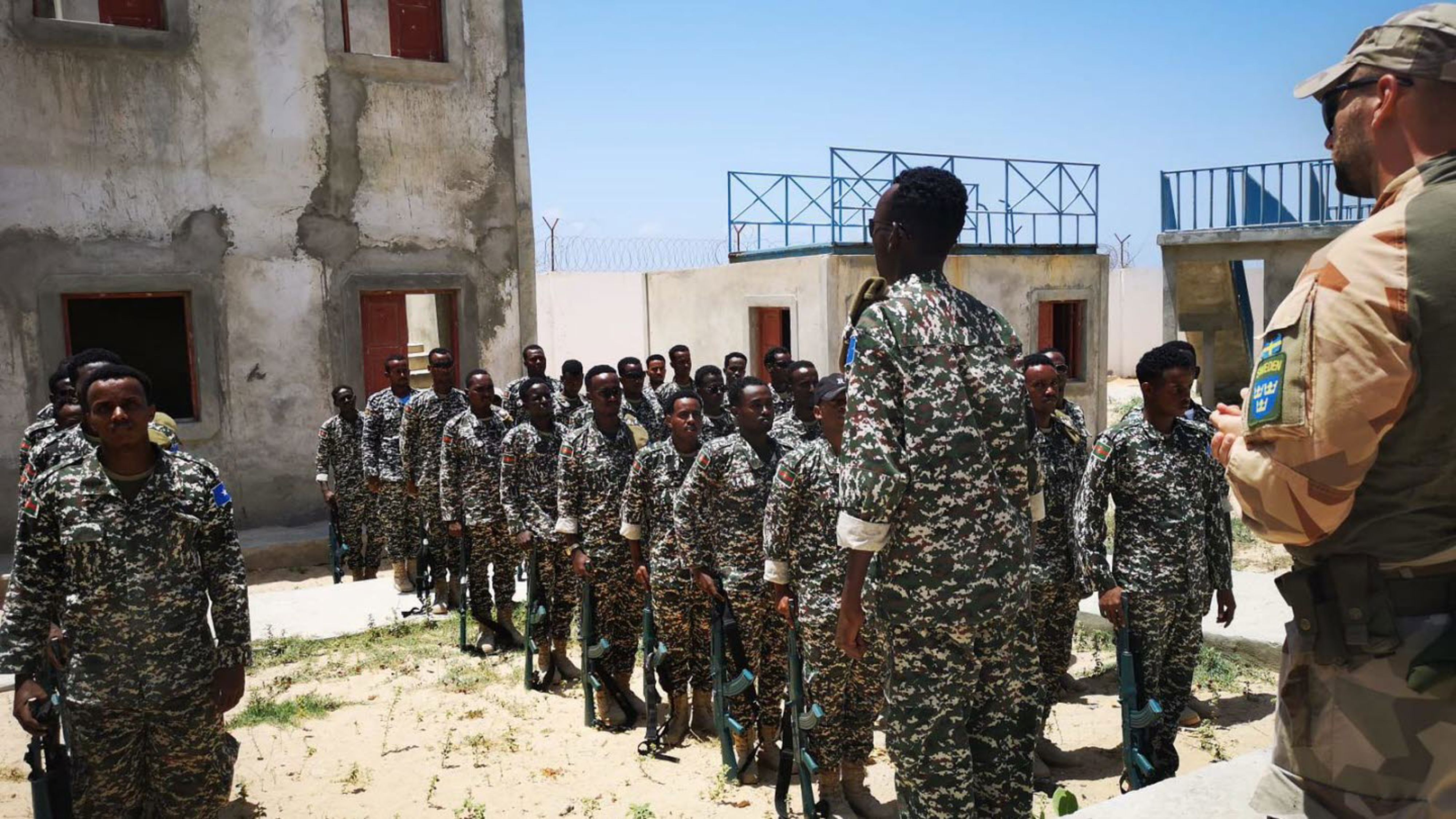 Somaliska kadetter uppställda för genomgång före dagens övning.