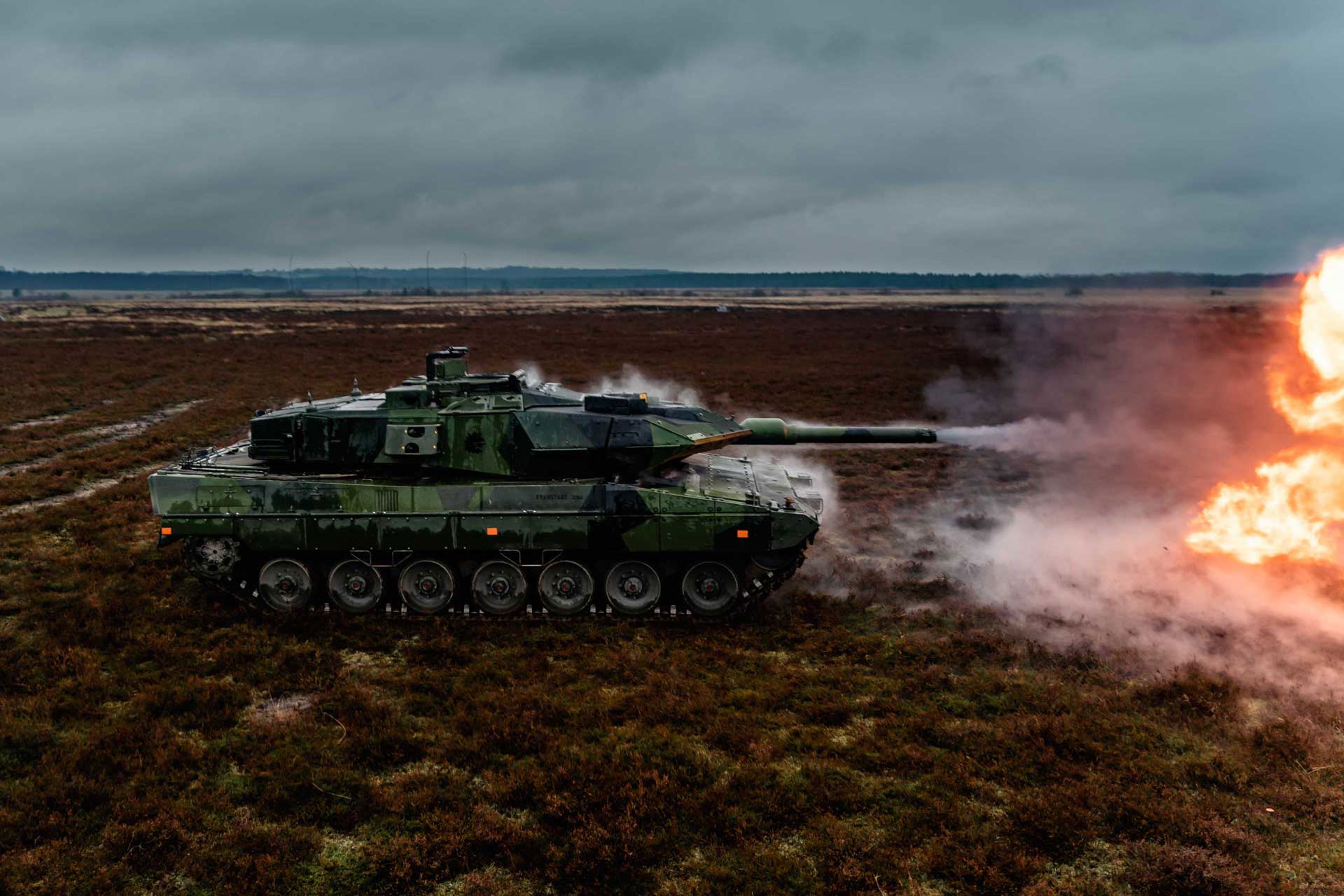 Stridsvagn på skjutfält som skarpskjuter.