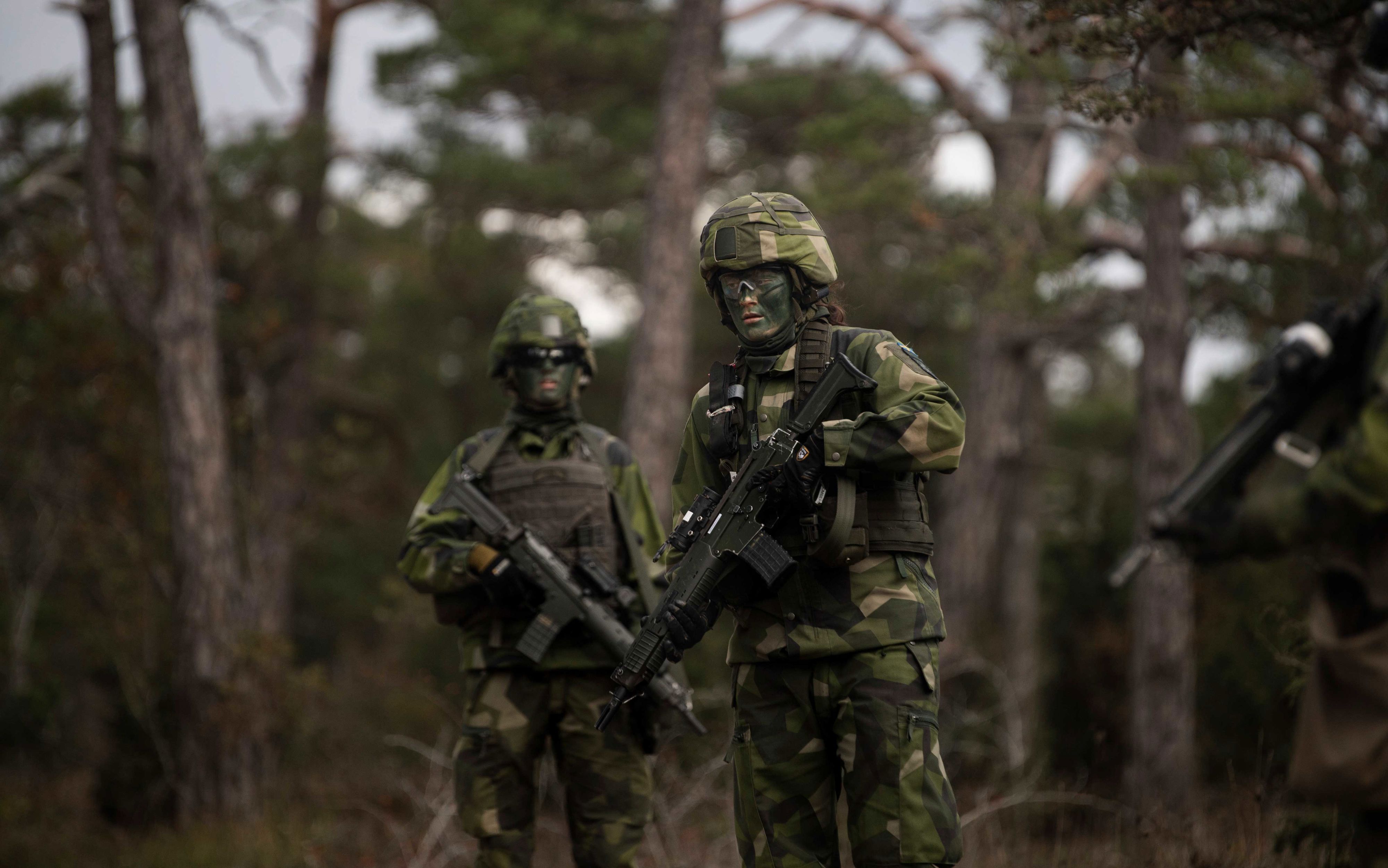 Två soldater i skogen.