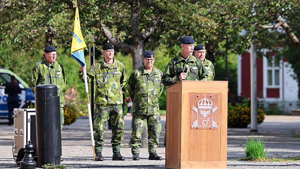 Henrik Rosdahl håller tal.