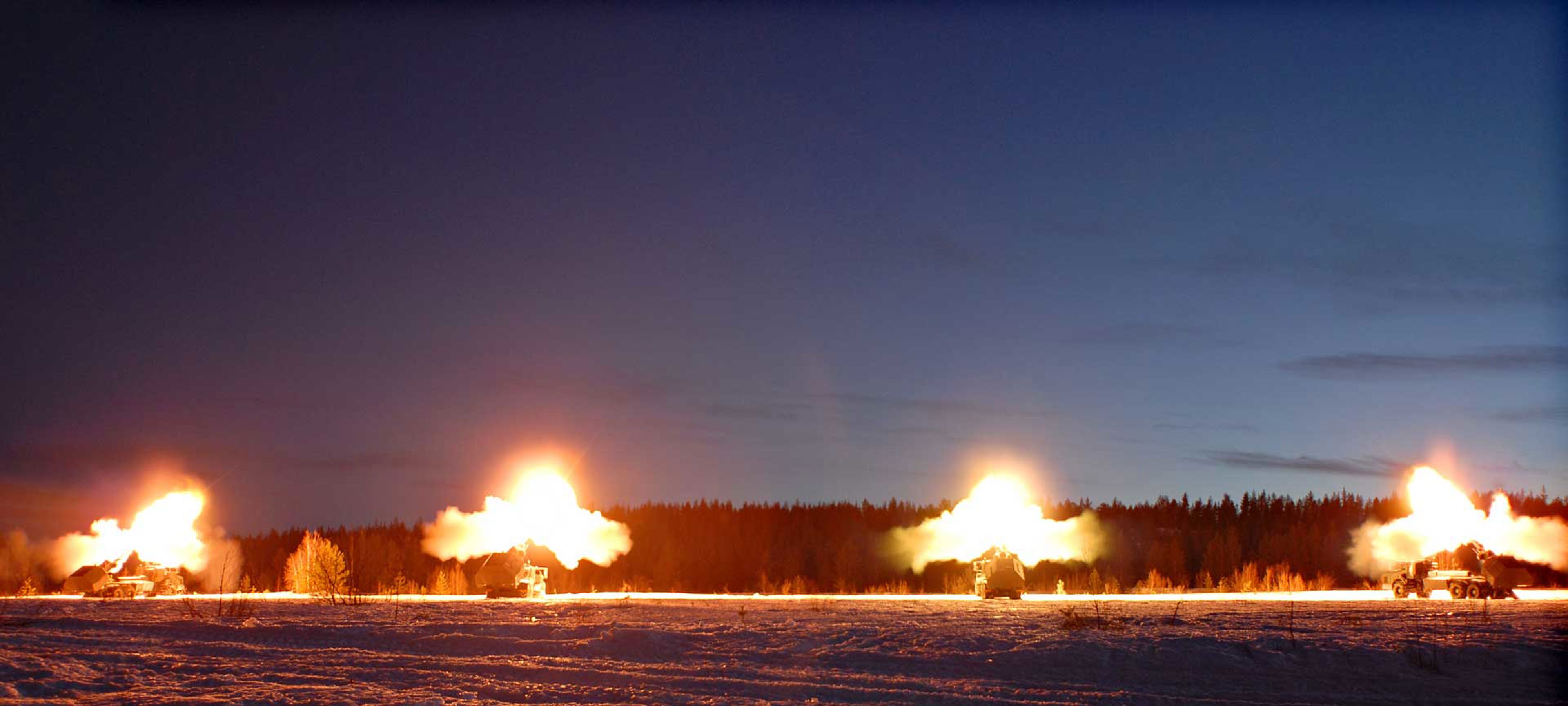 Fyra explosioner på skjutfält.