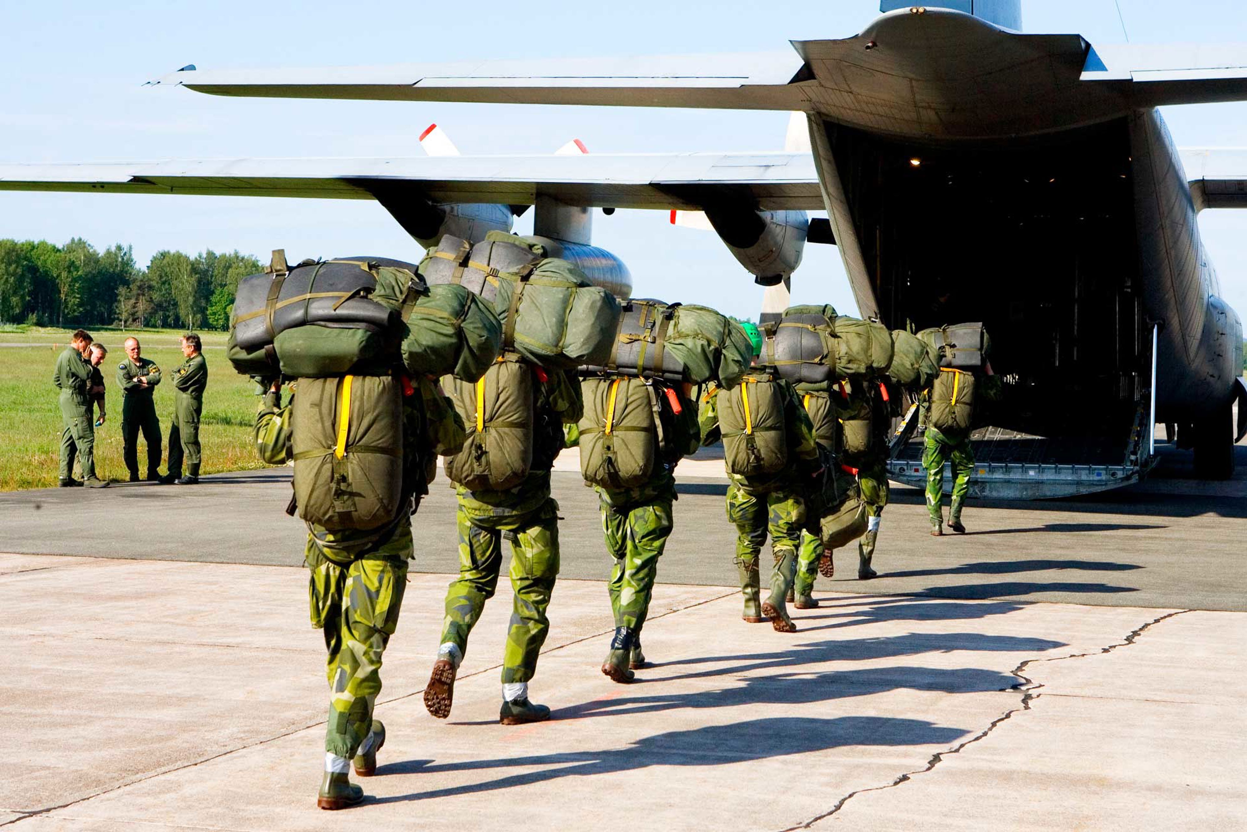 Fallskärmsjägare ilastar i Karlsborg