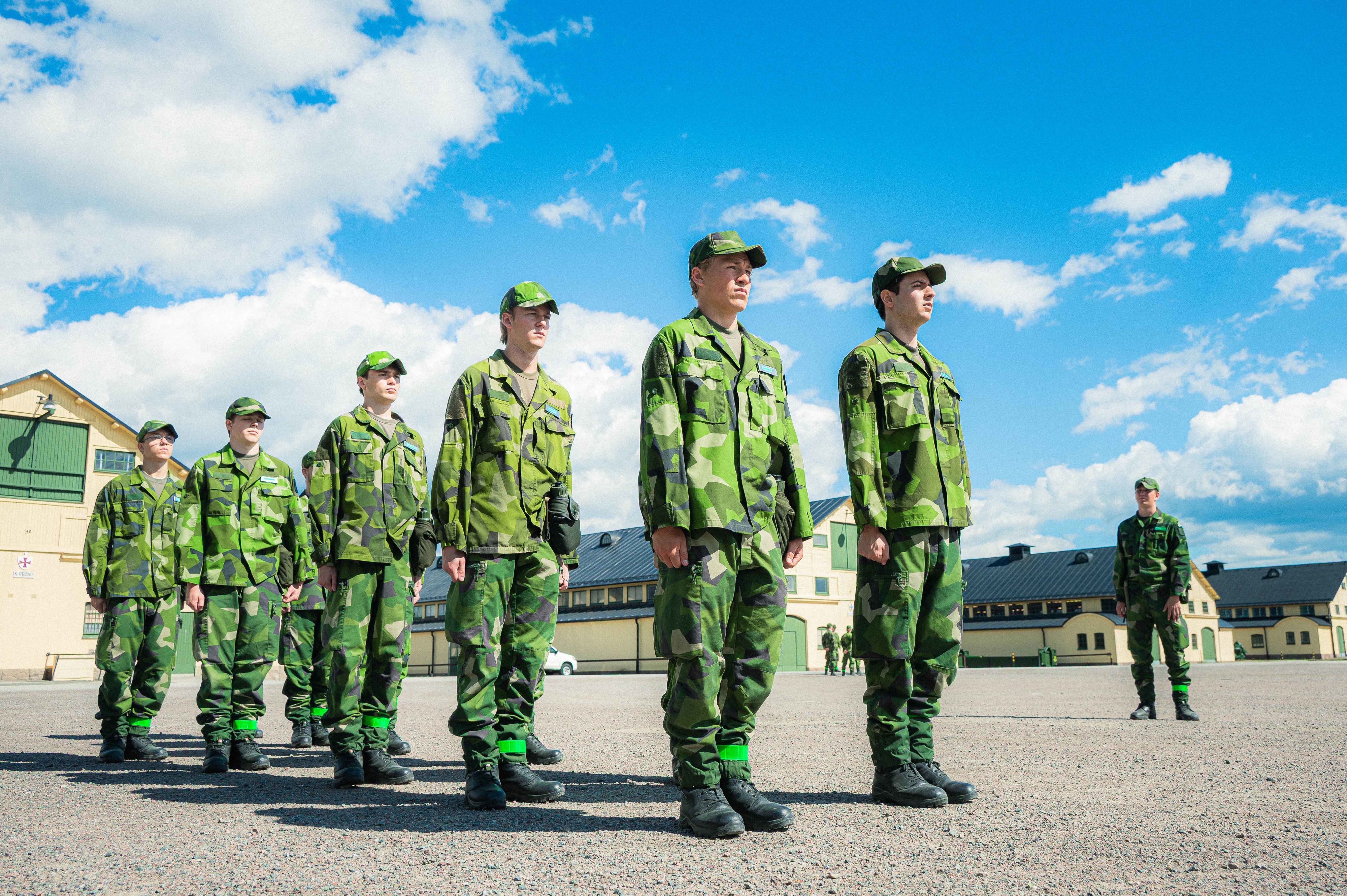 Värnpliktiga vid Ing 2 står uppställda för exercis.
