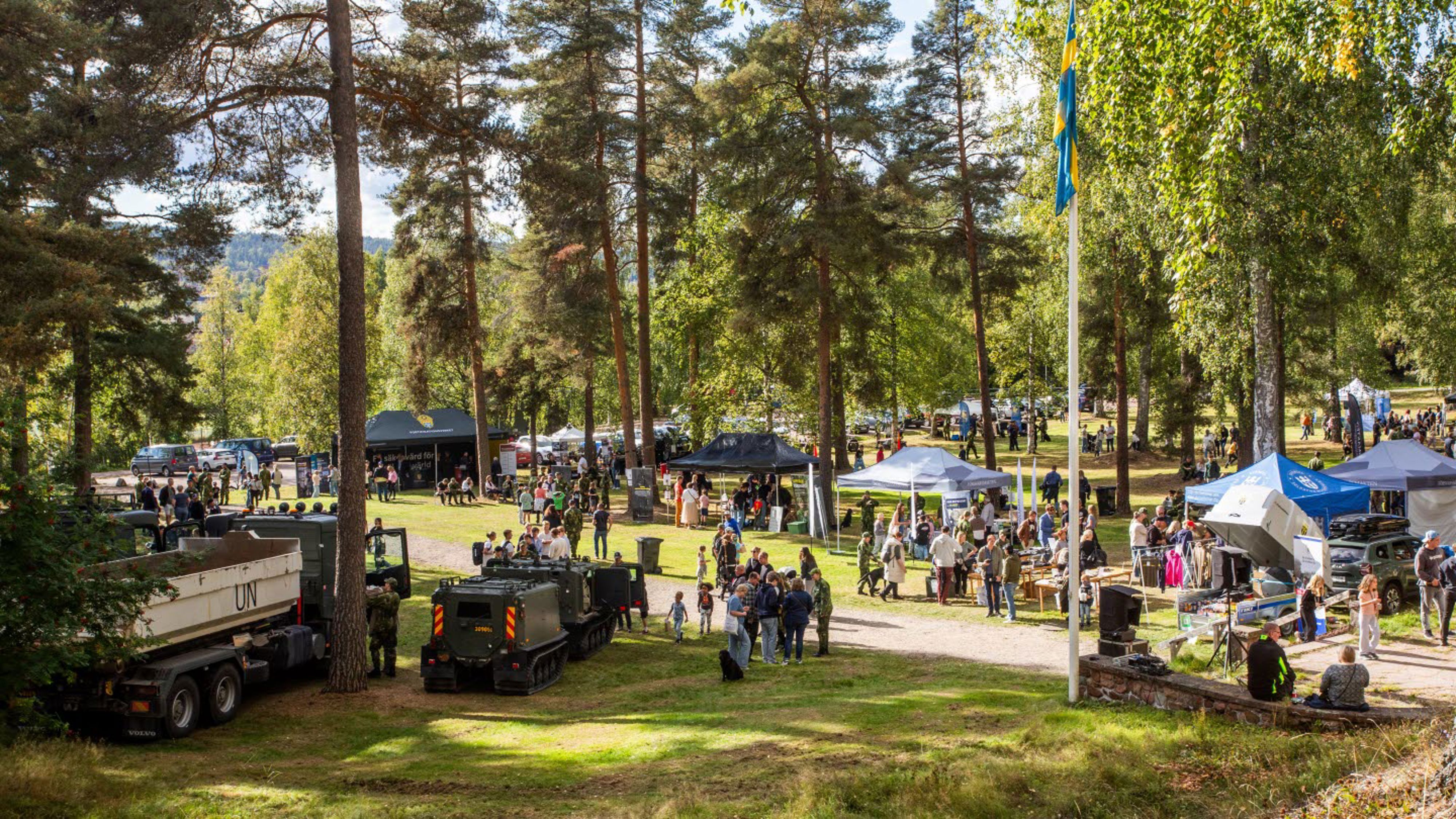 Regementets dag i Falun 14 september 2024. Utställare och besökare i Regementsparken.