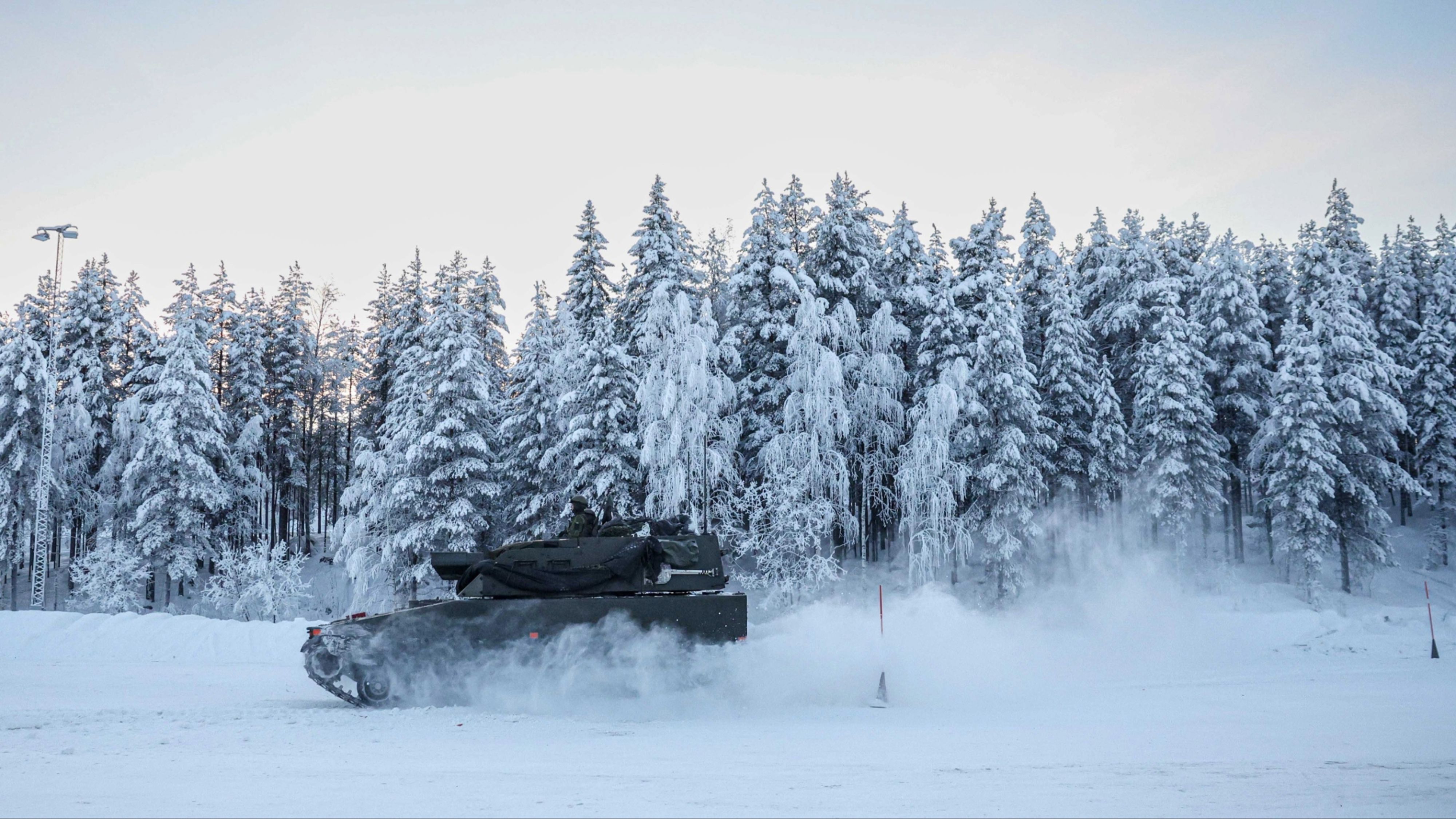 Halkkörning med stridsfordon 90