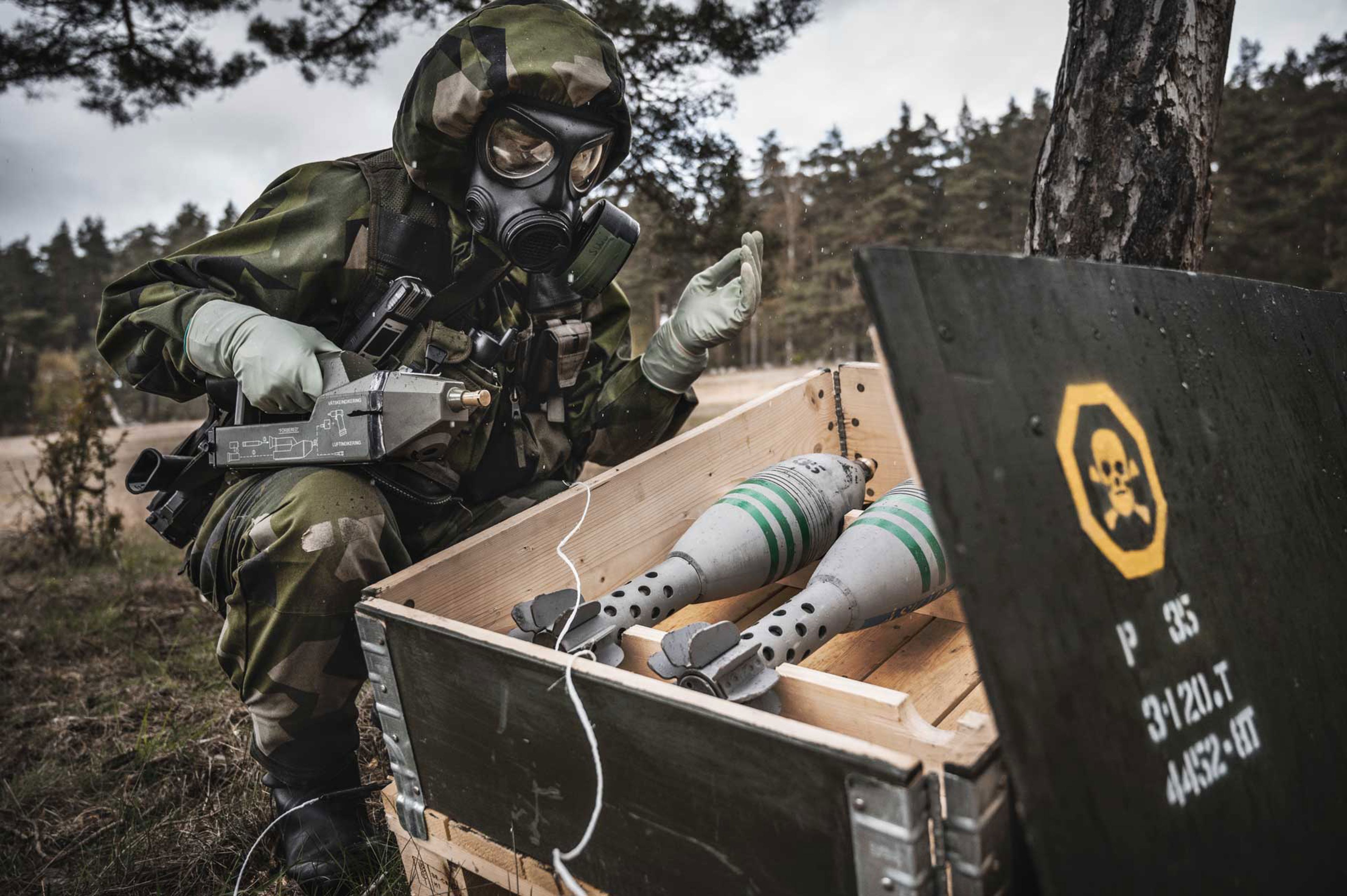 CBRN-soldat med detekteringsinstrumentet AP2CE.
