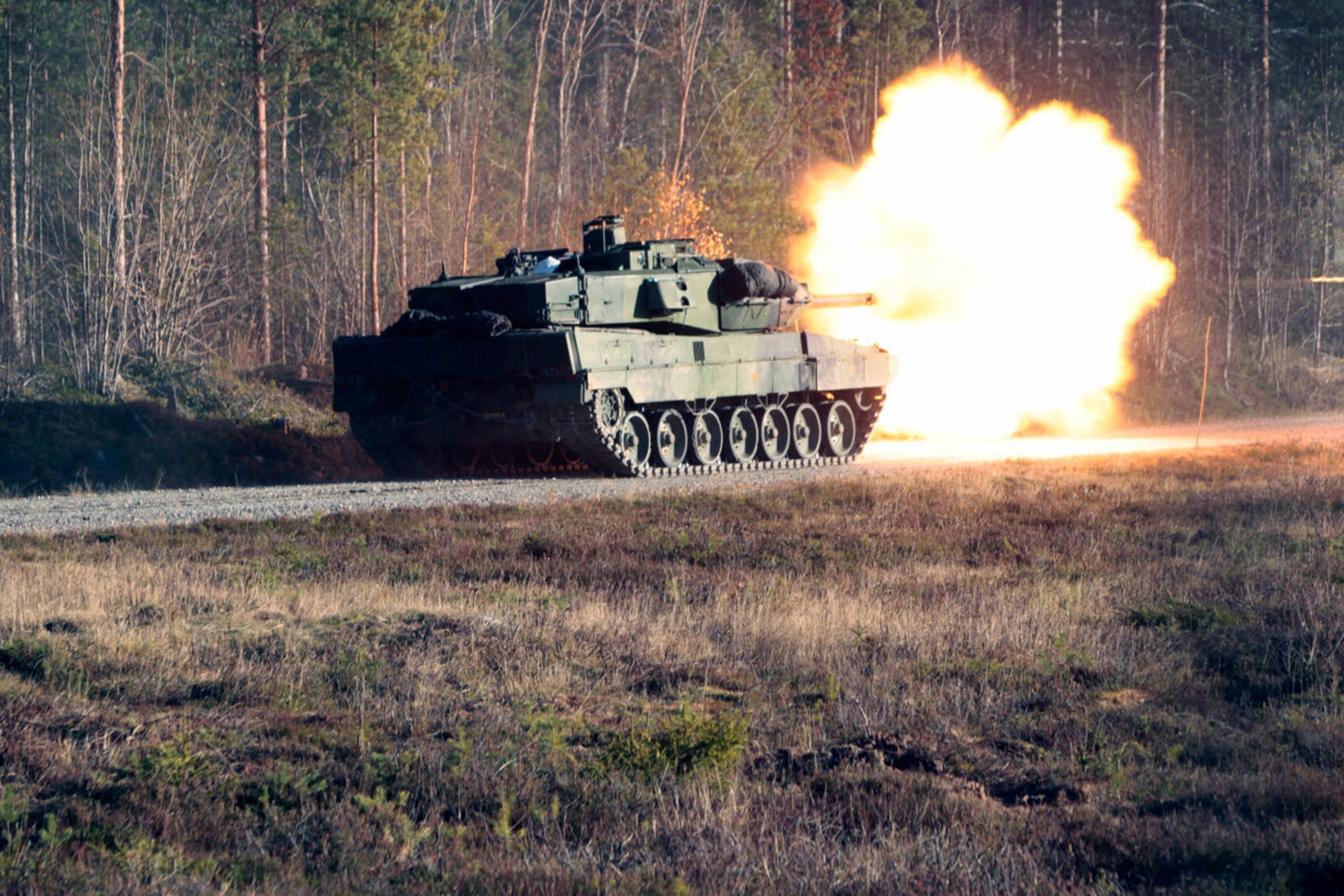 Stridsvagn 122 ur Norrbottens pansarbataljon under skarpskjutning på Tåme skjutfält.