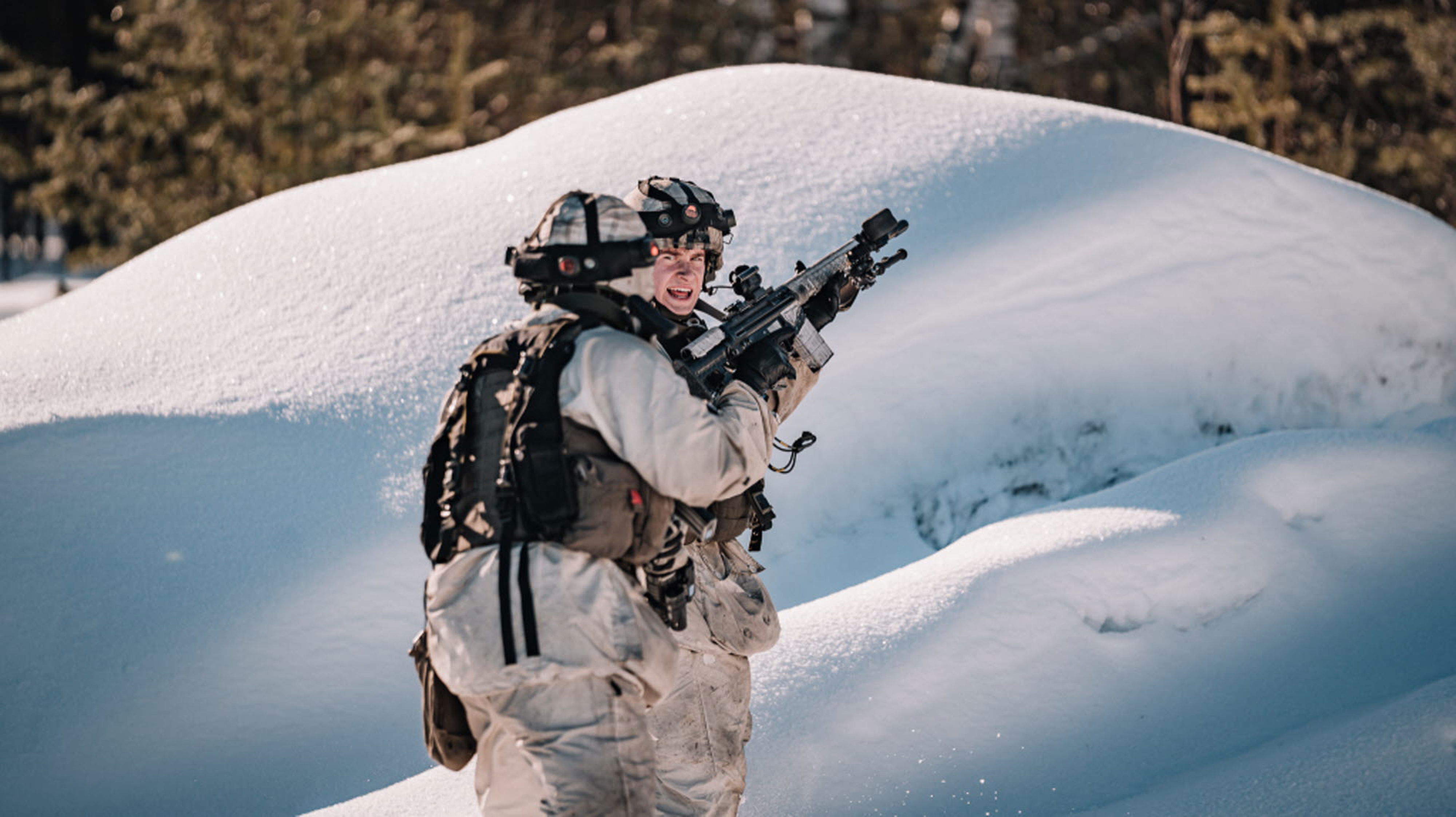 Två soldater ute i snön.