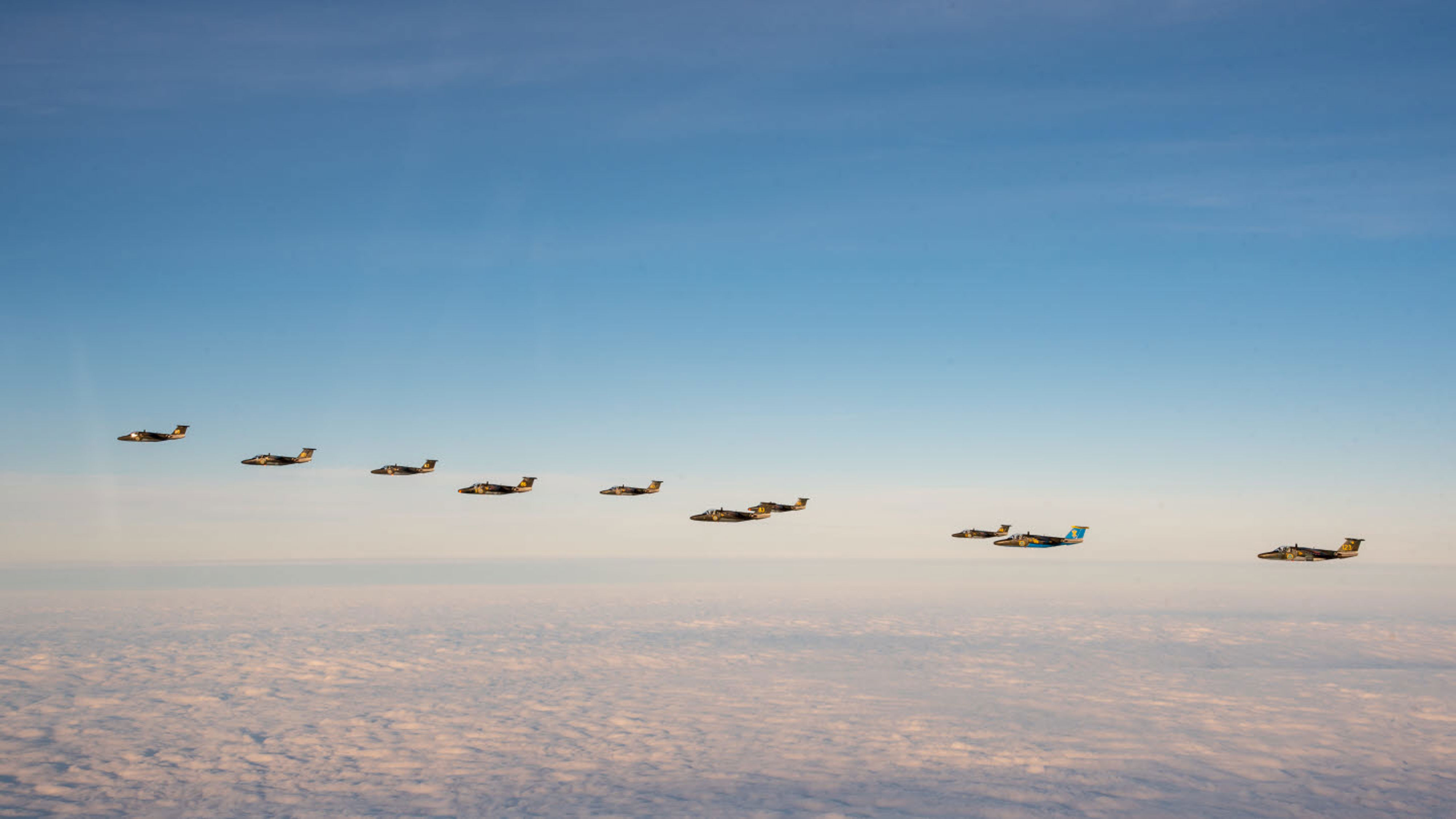 Pilotelever vid Flygskolan genomför formationsflygning i samband med deras vingexamen.