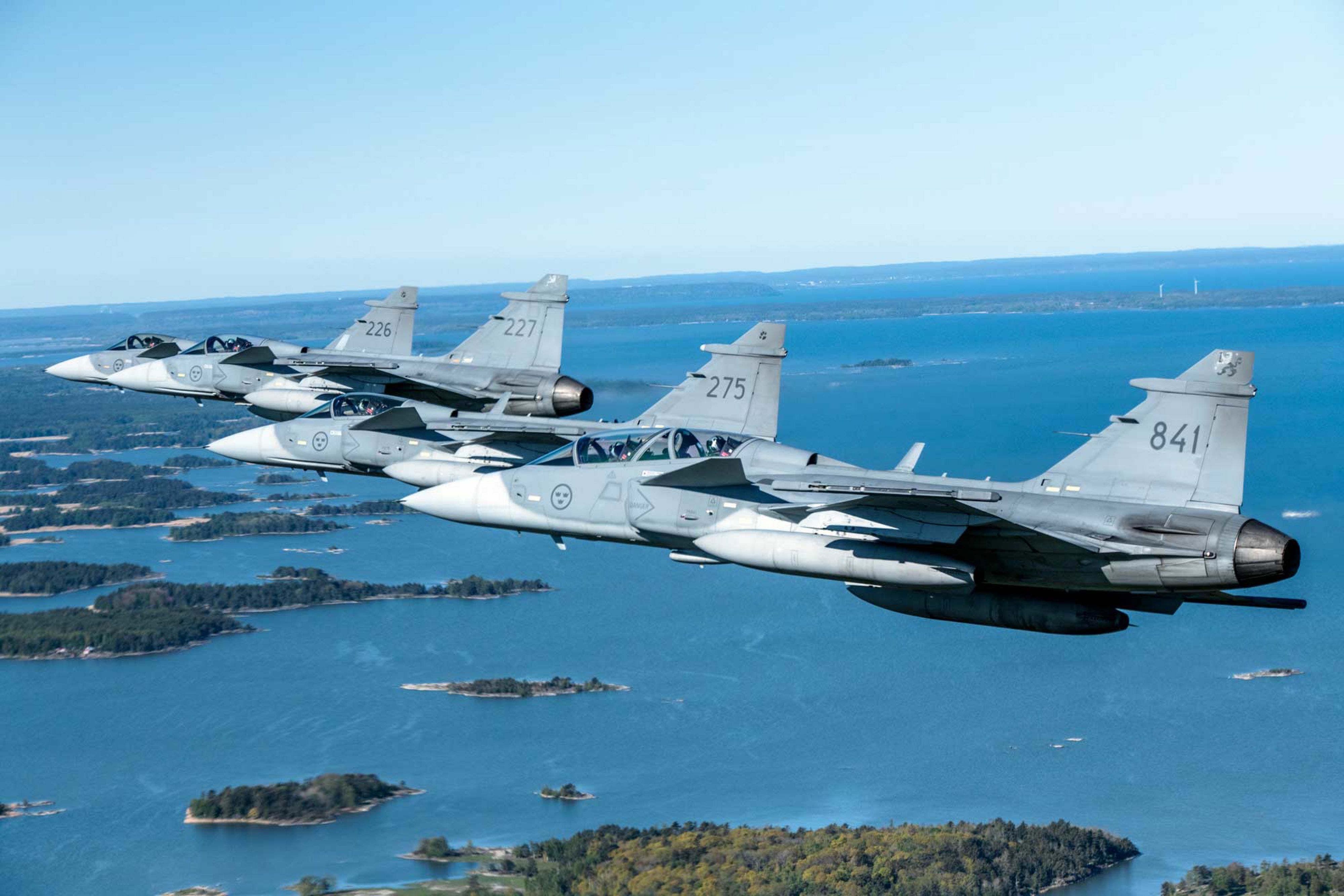 Fyra stridsflygplan i luften.