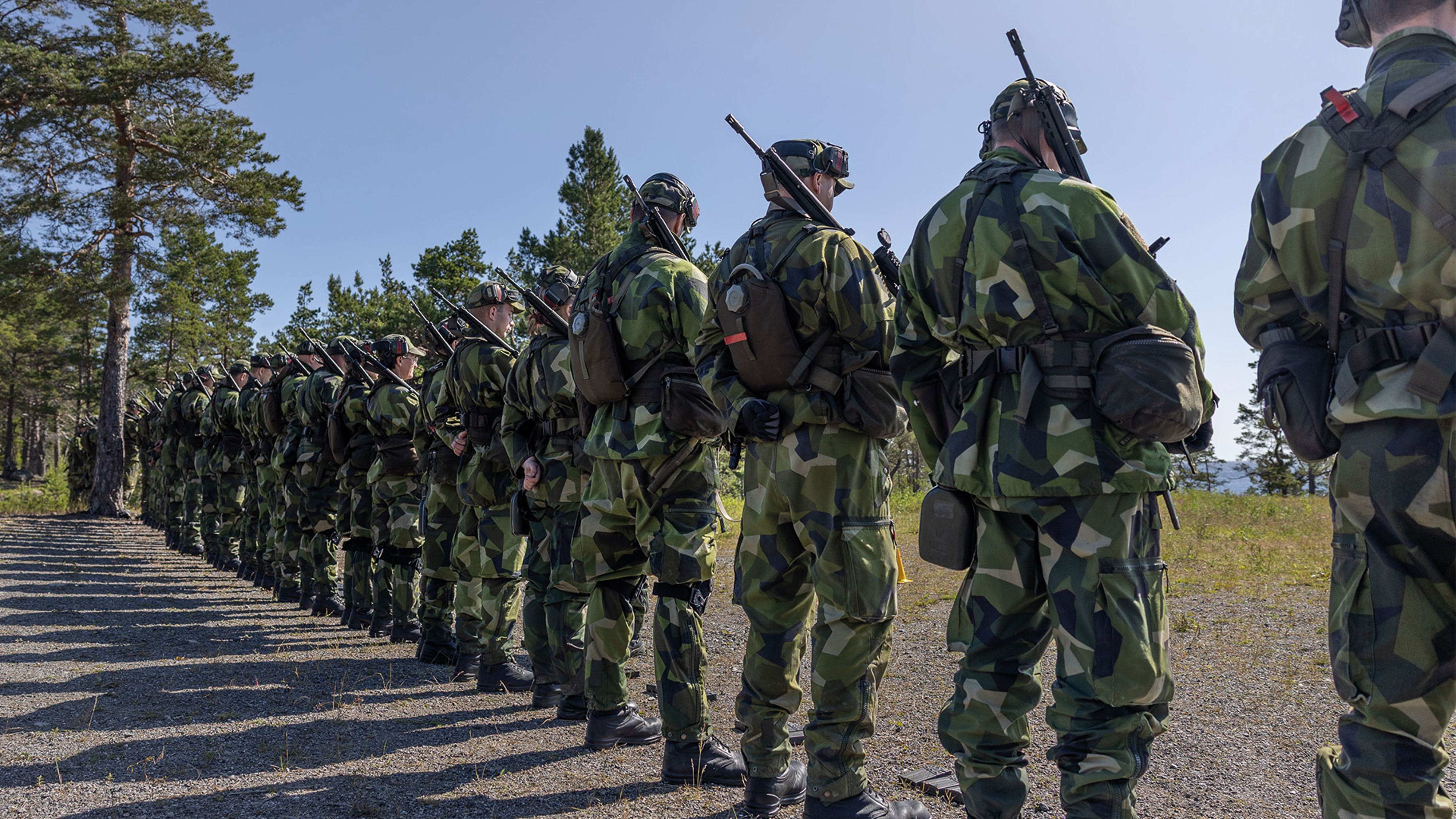 Soldater står på rad redo för visitation efter skarpskjutning.