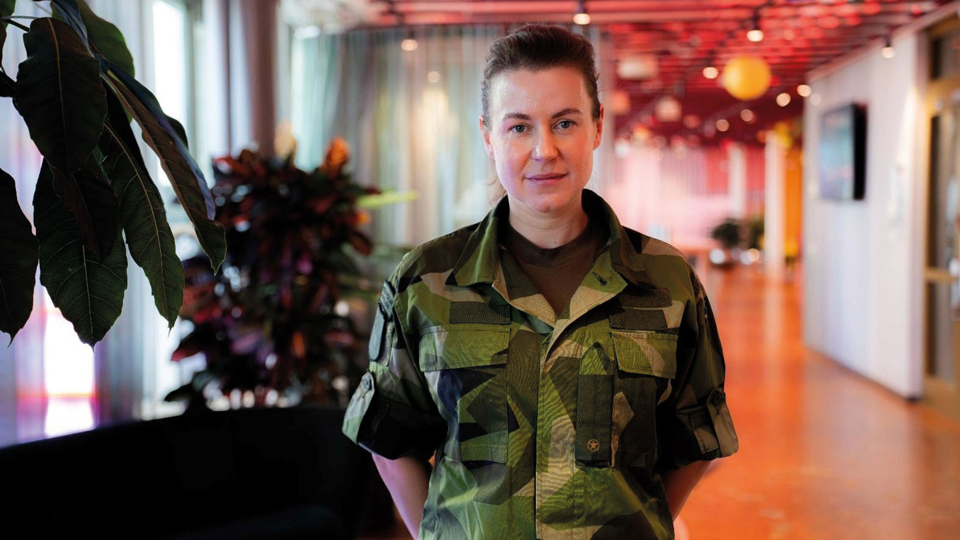 Hemvärnssoldat iklädd uniform på sitt civila arbete under Uniform på jobbet-dagen.