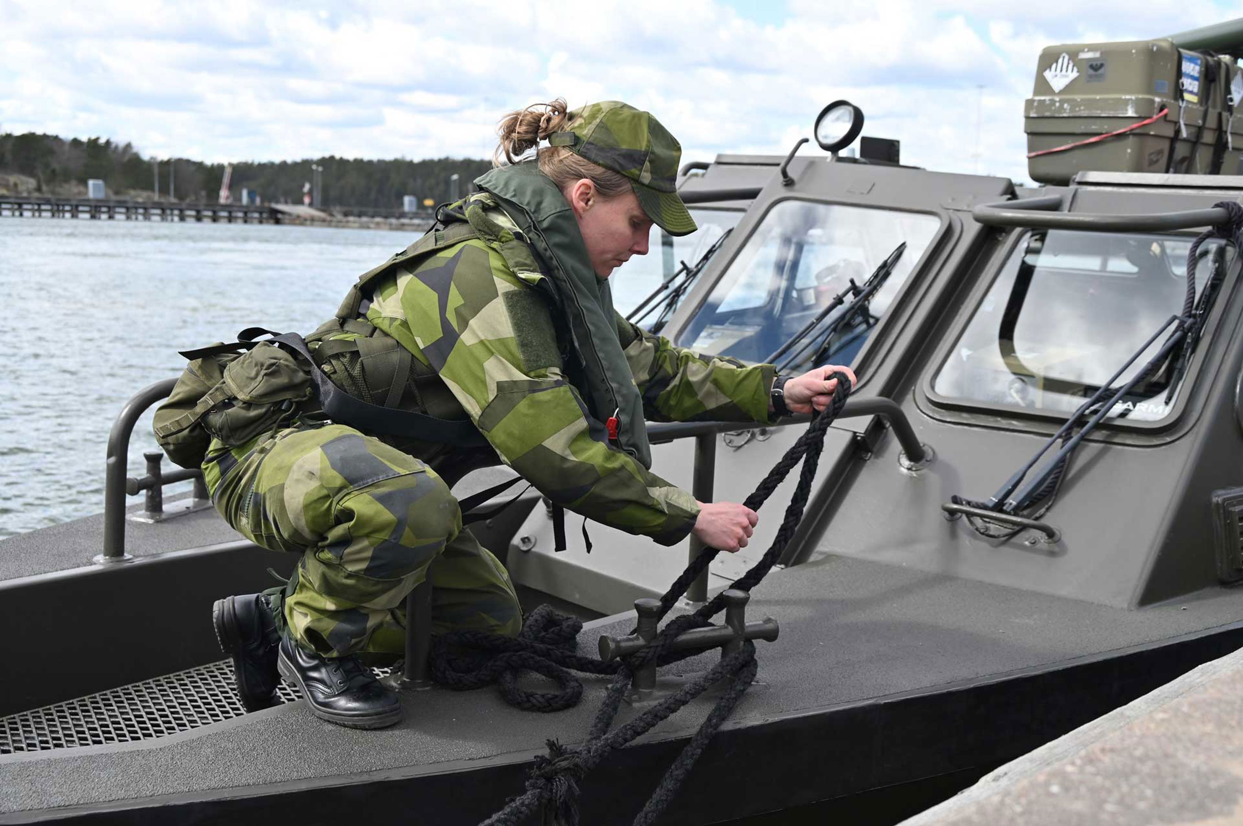Kvinna i militäruniform på en båt