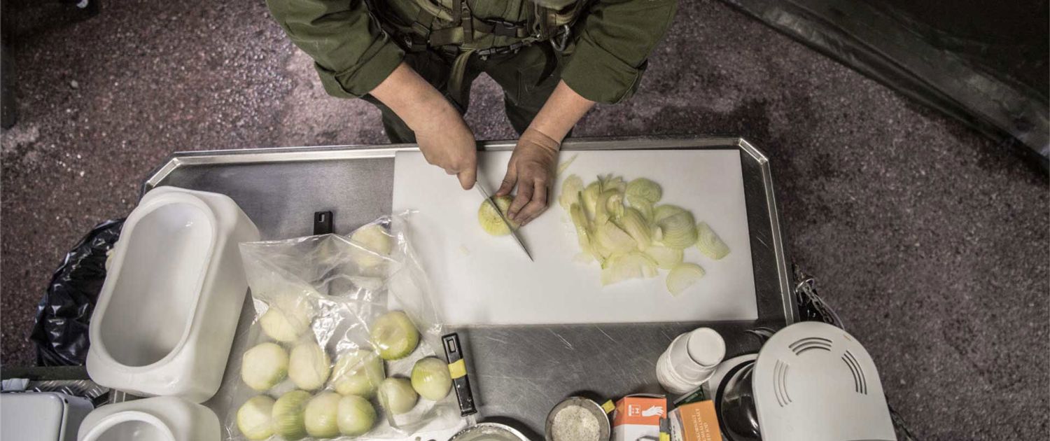 ett par händer som skär lök