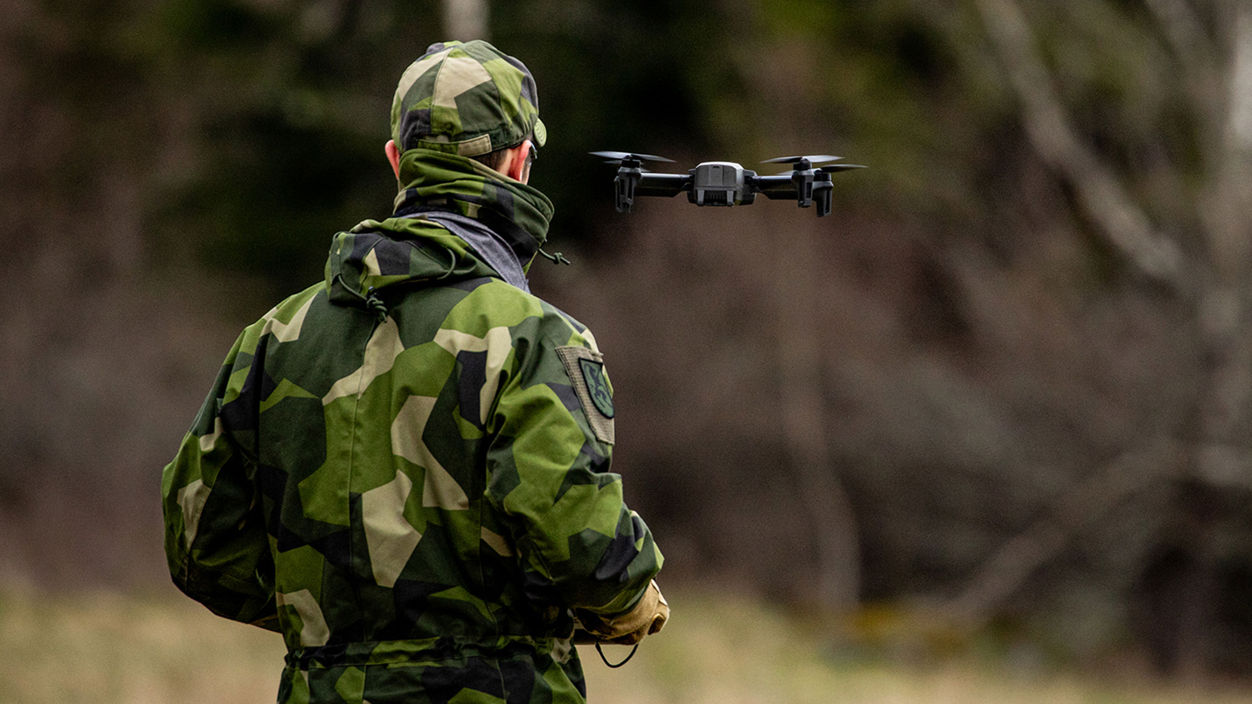 Soldat flyger med drönare.