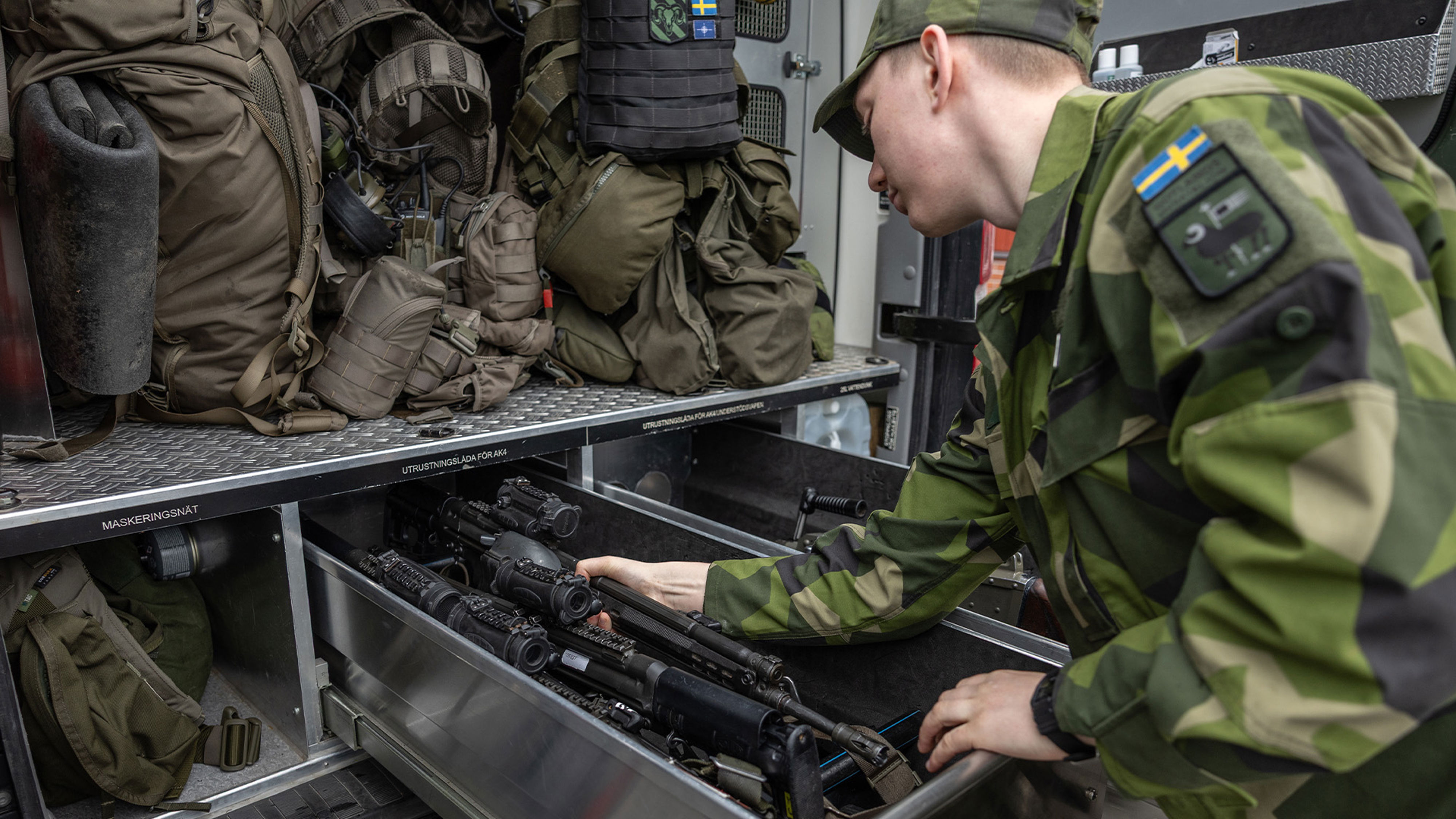 Soldat lastar in vapen.