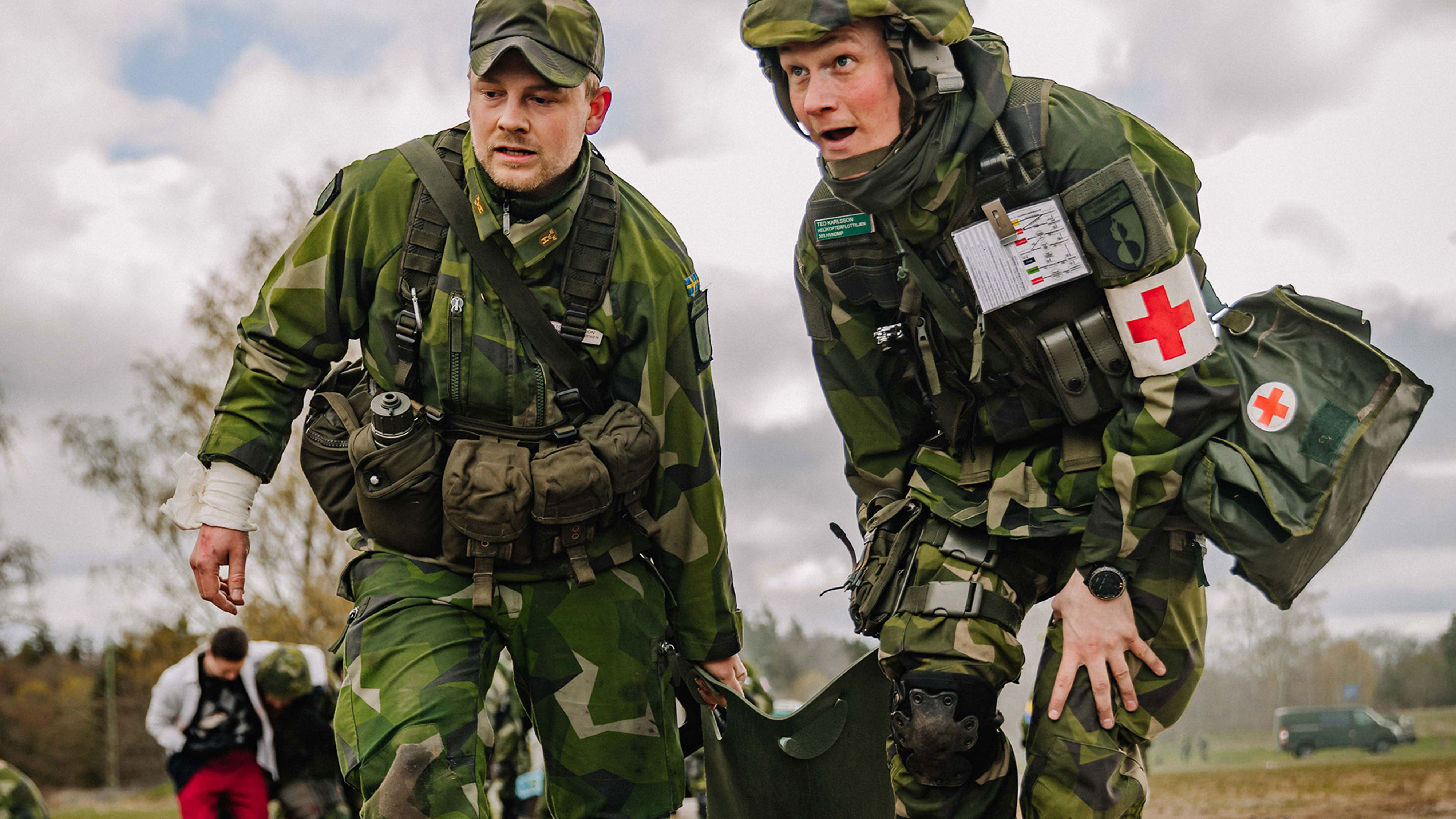 Två soldater drar en skadad soldat.