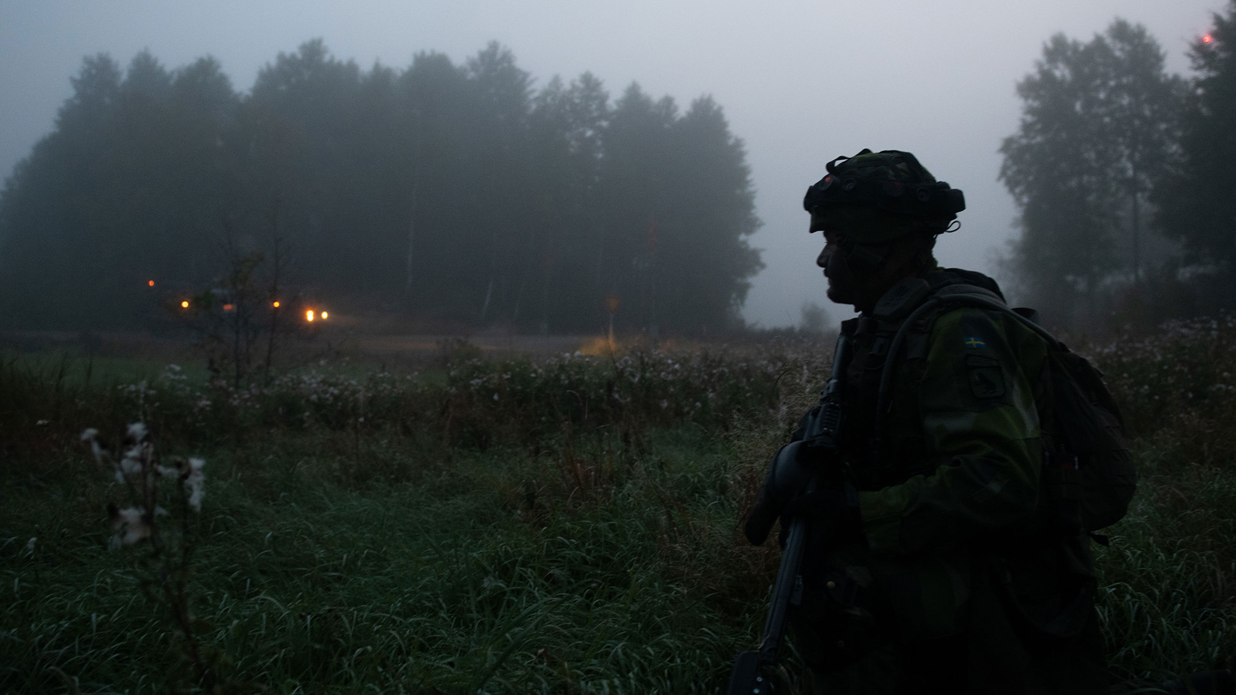 Soldat blickar ut över ett fält. Det är mörkt ute.