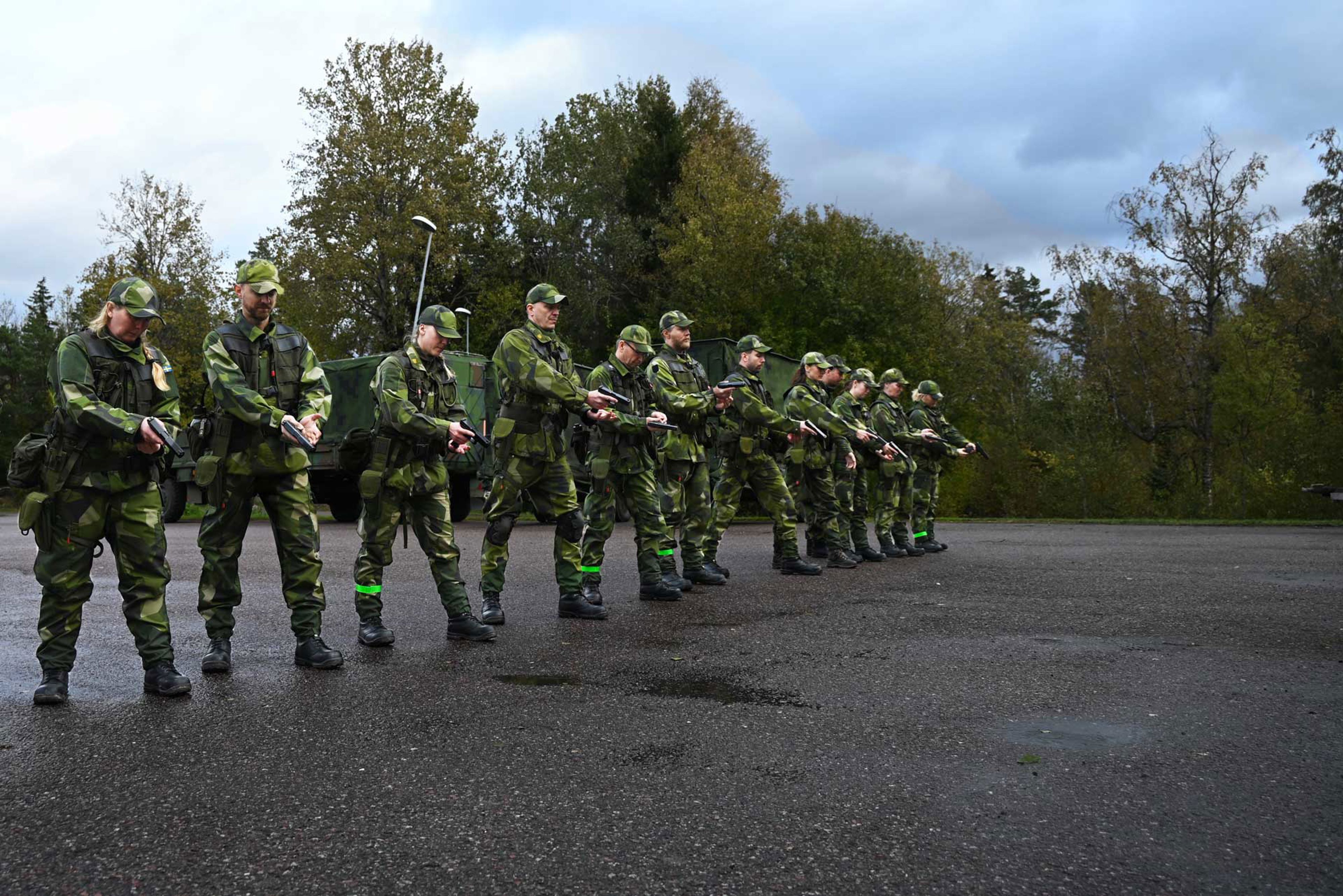 soldater med vapen på en väg