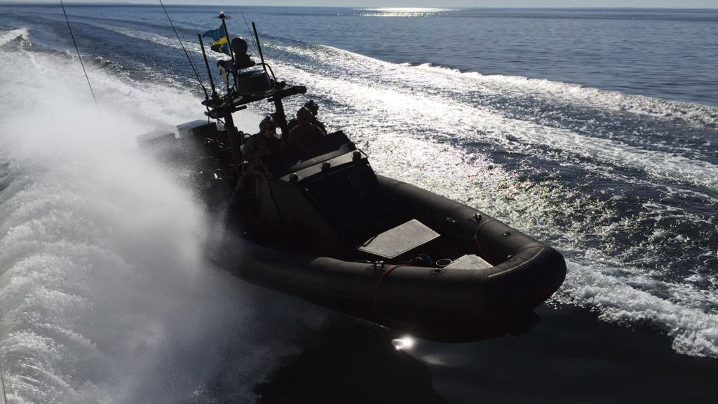 Båtoperatörer vid sjötransportenheten STE i hög beredskap.