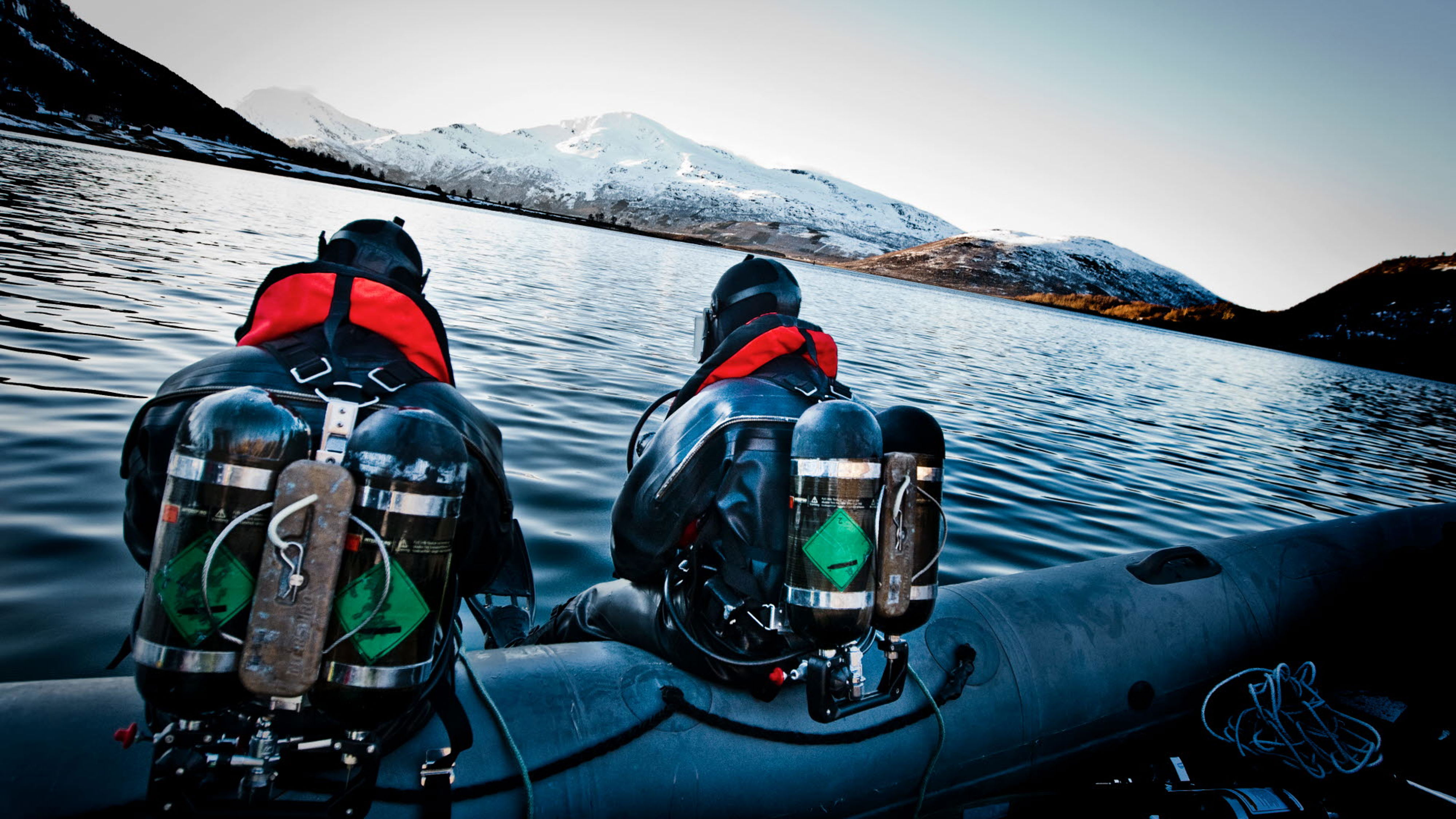 Ett par dykare vid vattnet i fjällen.