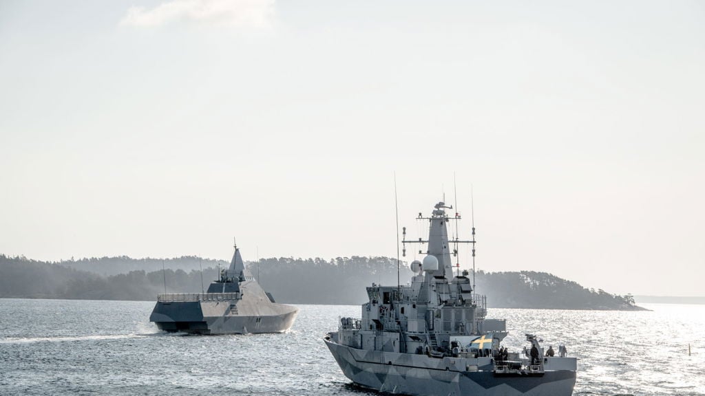 En korvett och ett minröjningsfartyg kastar loss från Berga.
