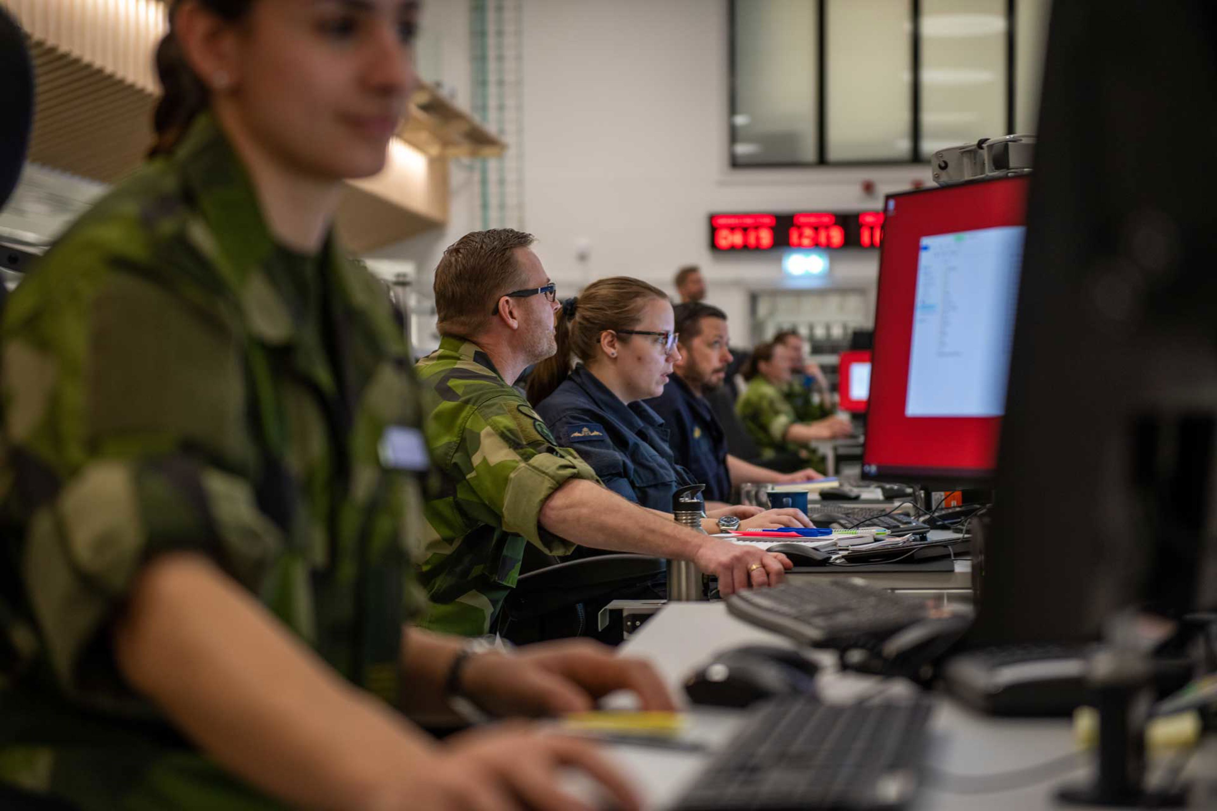 Militärer som sitter vid datorer.