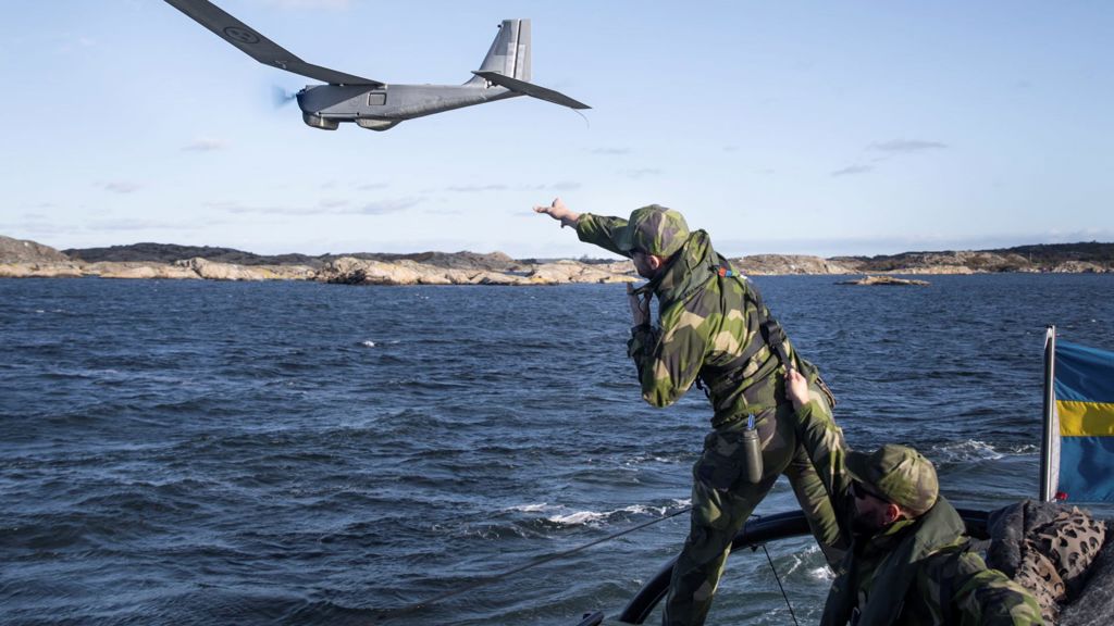 Soldater ur Amf 4:s SUAV-grupp genomför spaning i skärgårdsmiljö. Spaningen sker inom ramen för Amf:s höstövning 2024.