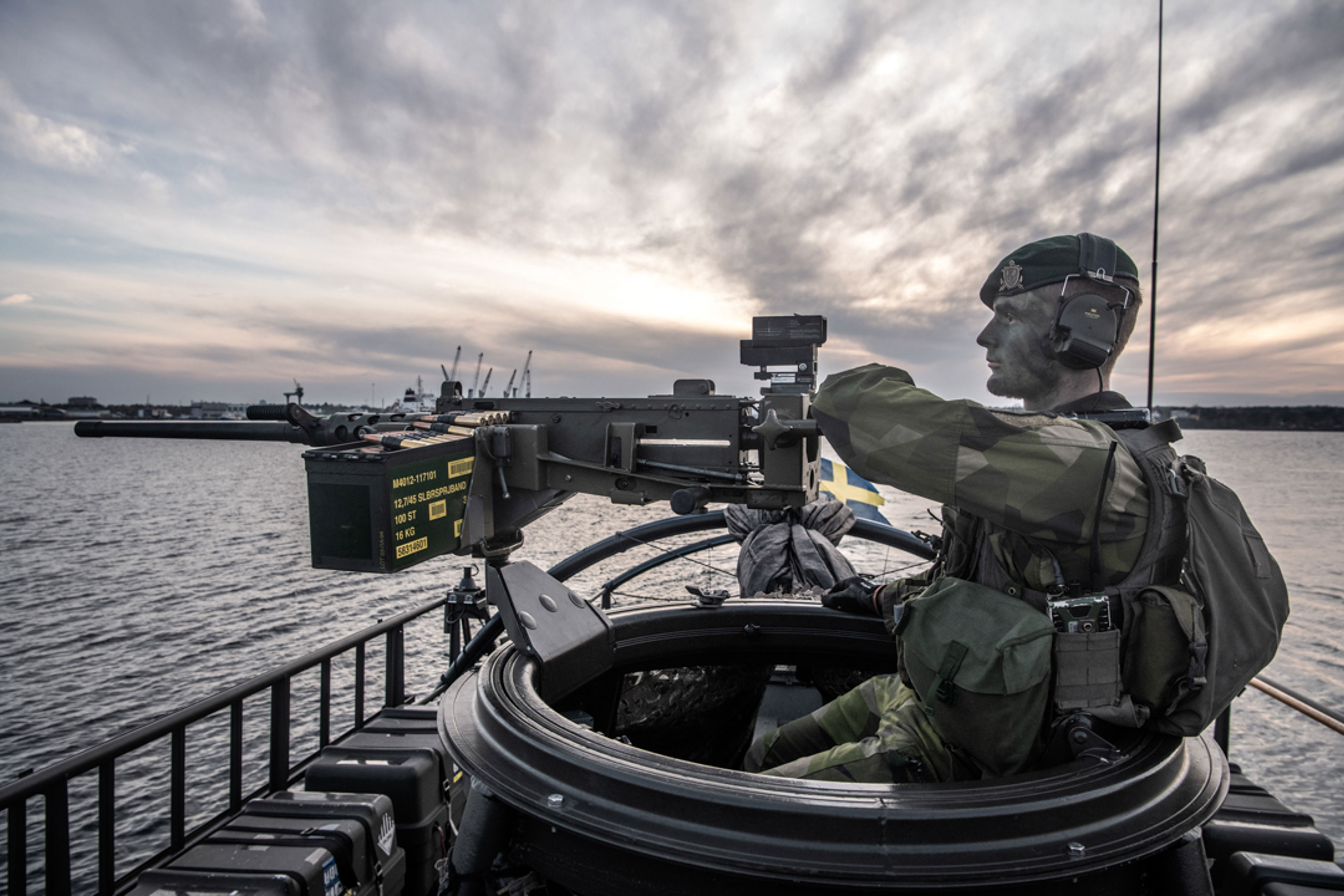 Soldat vid kulsprutan på en båt