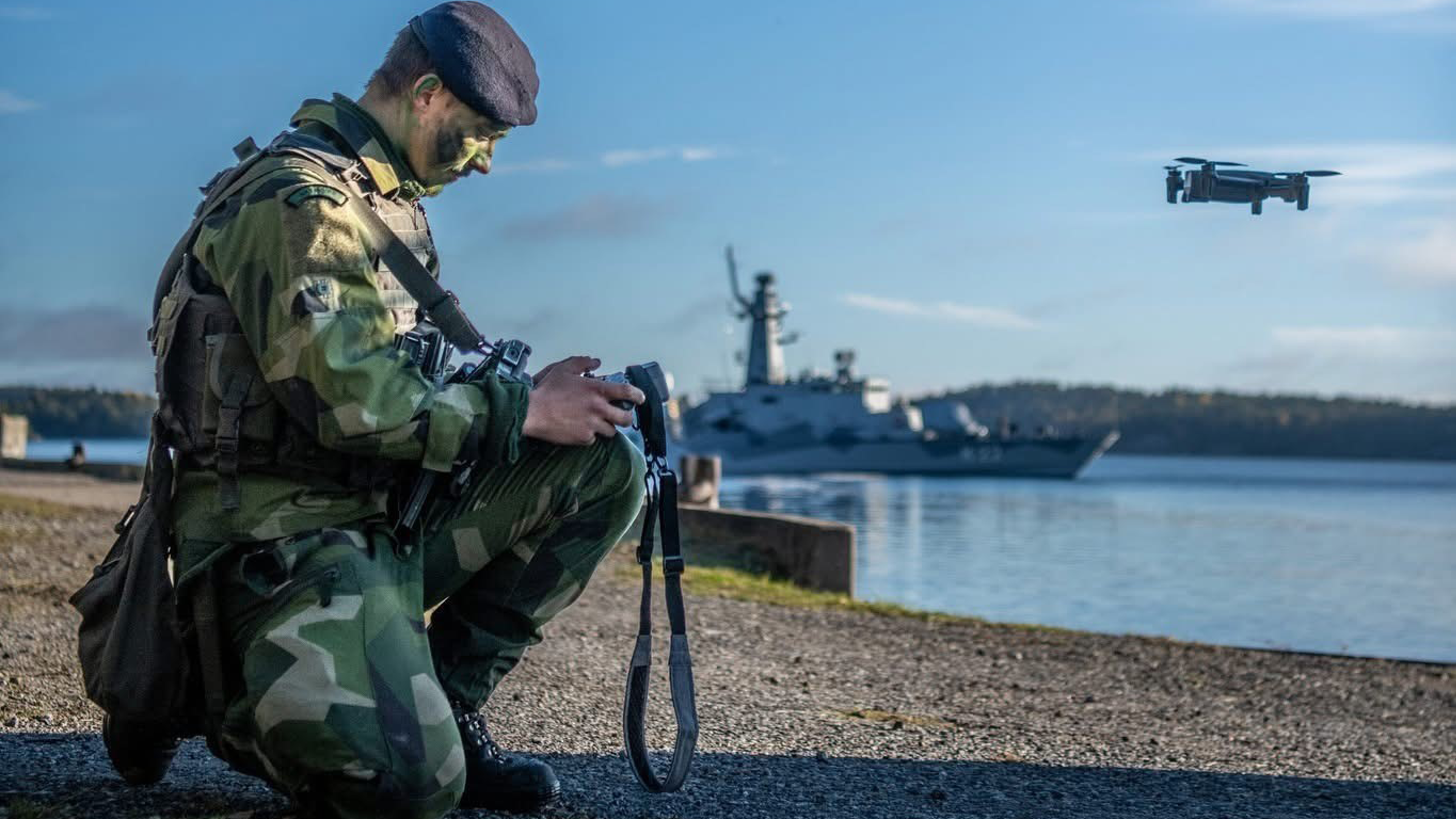 Drönarpilot styr drönare över havet.