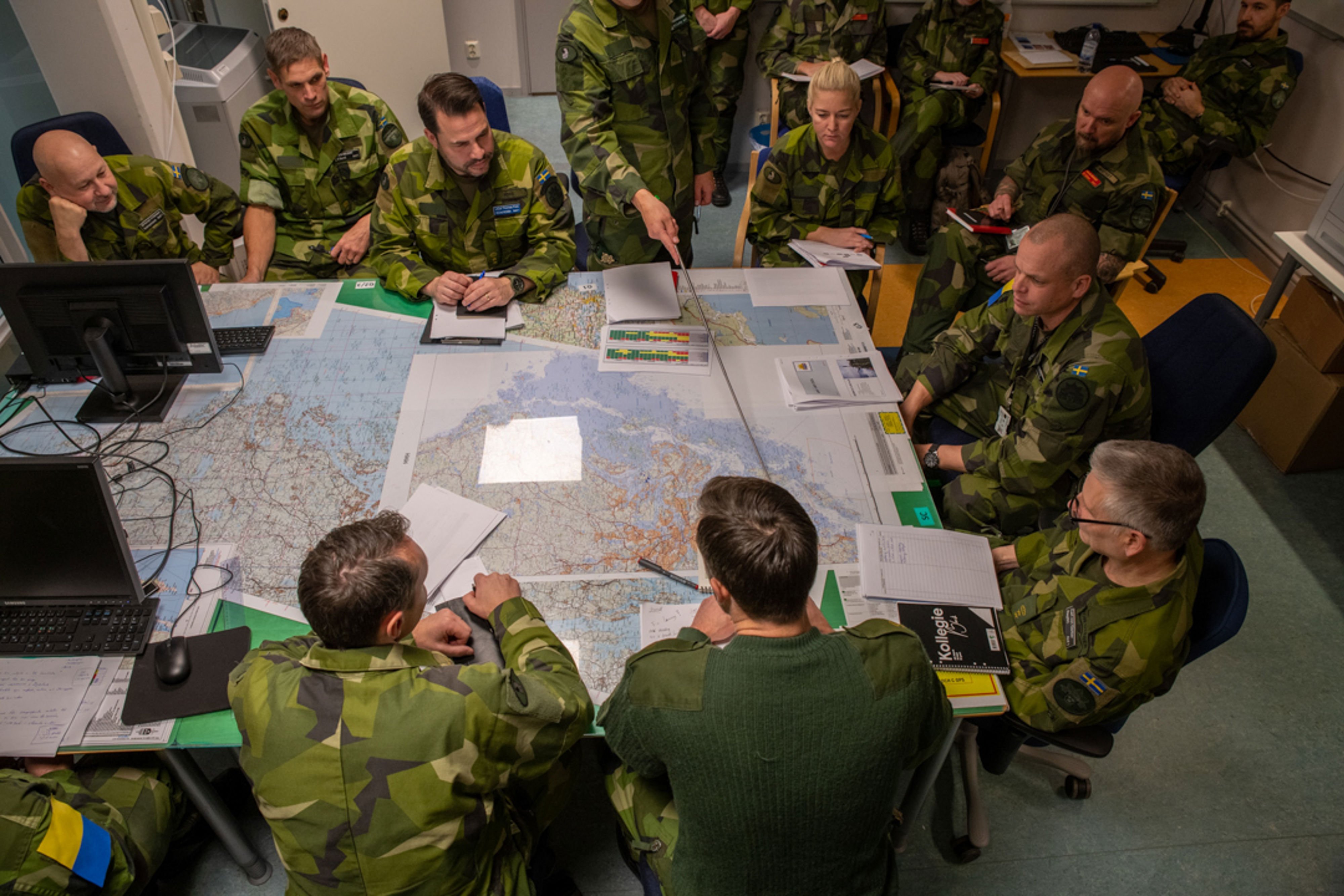 militärer sitter i möte