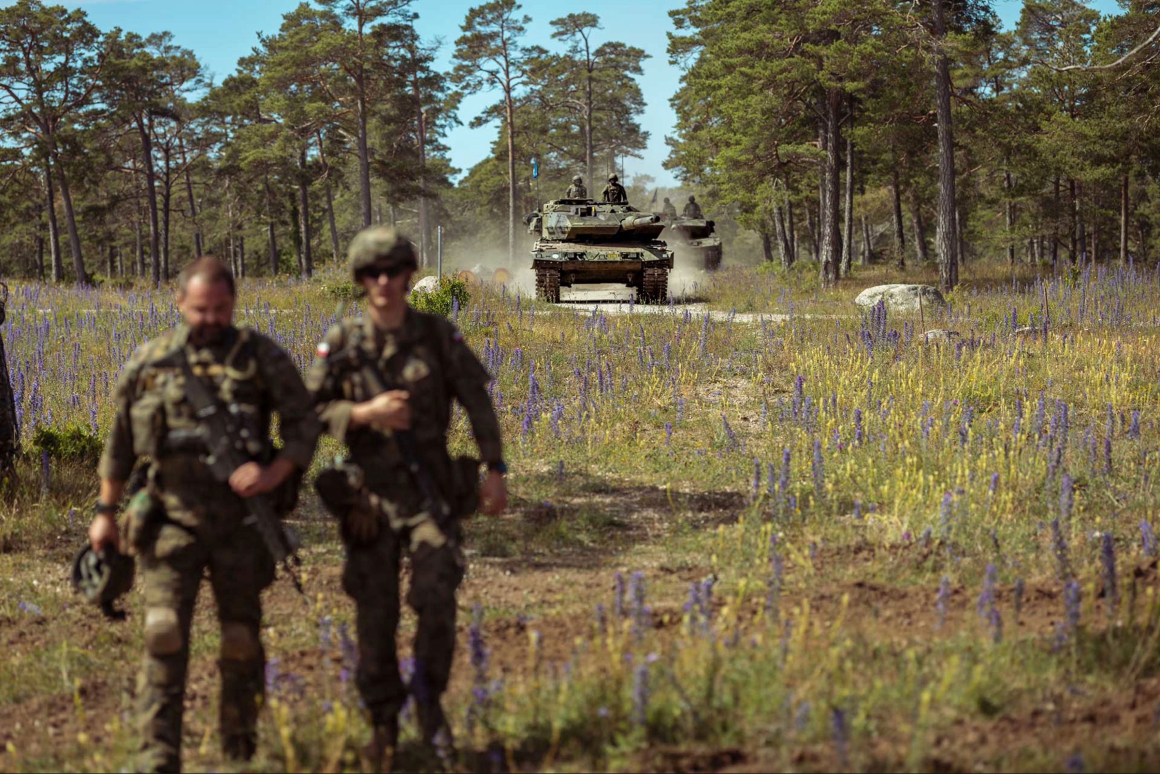 Stridsvagn kör på grusväg under övningen Baltops 24..