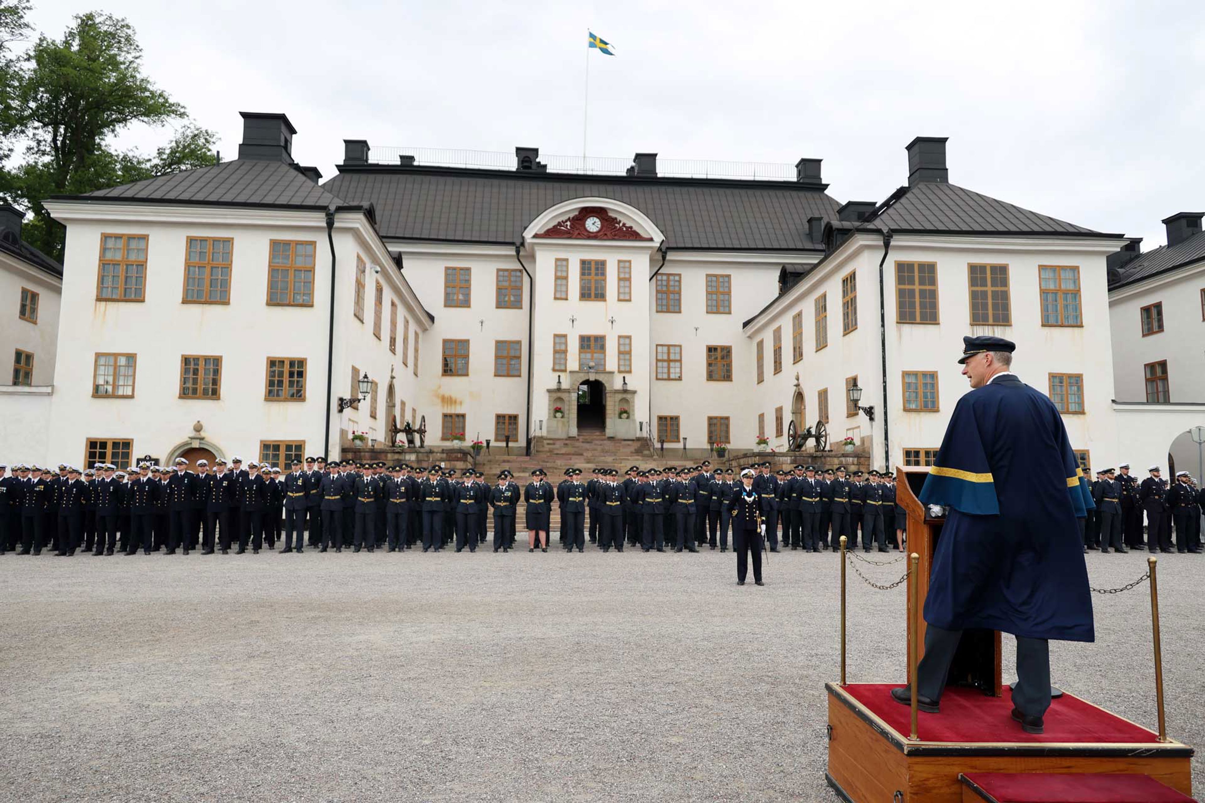 Officersexamensceremoni på militärhögskolan i Karlberg.