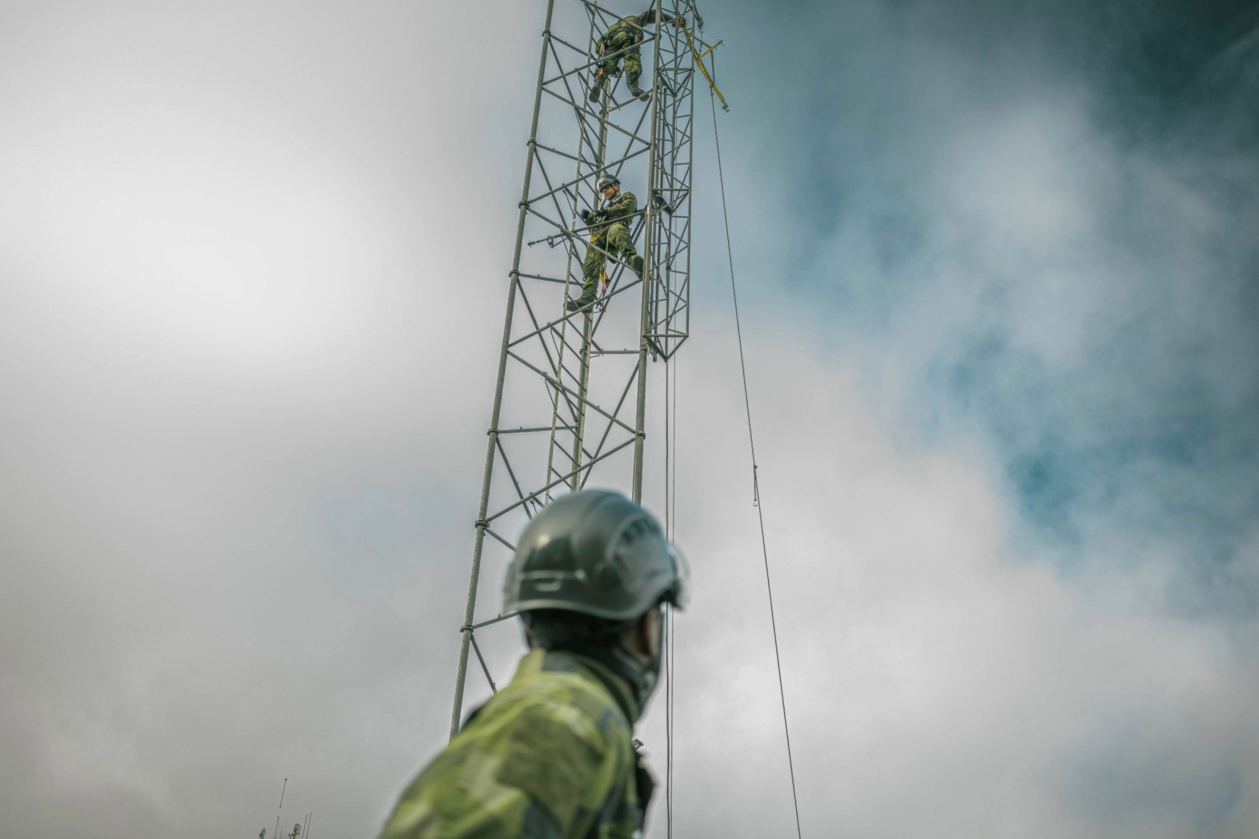 Mastklättrare från 8e operativa sambandsenheten på LedR.