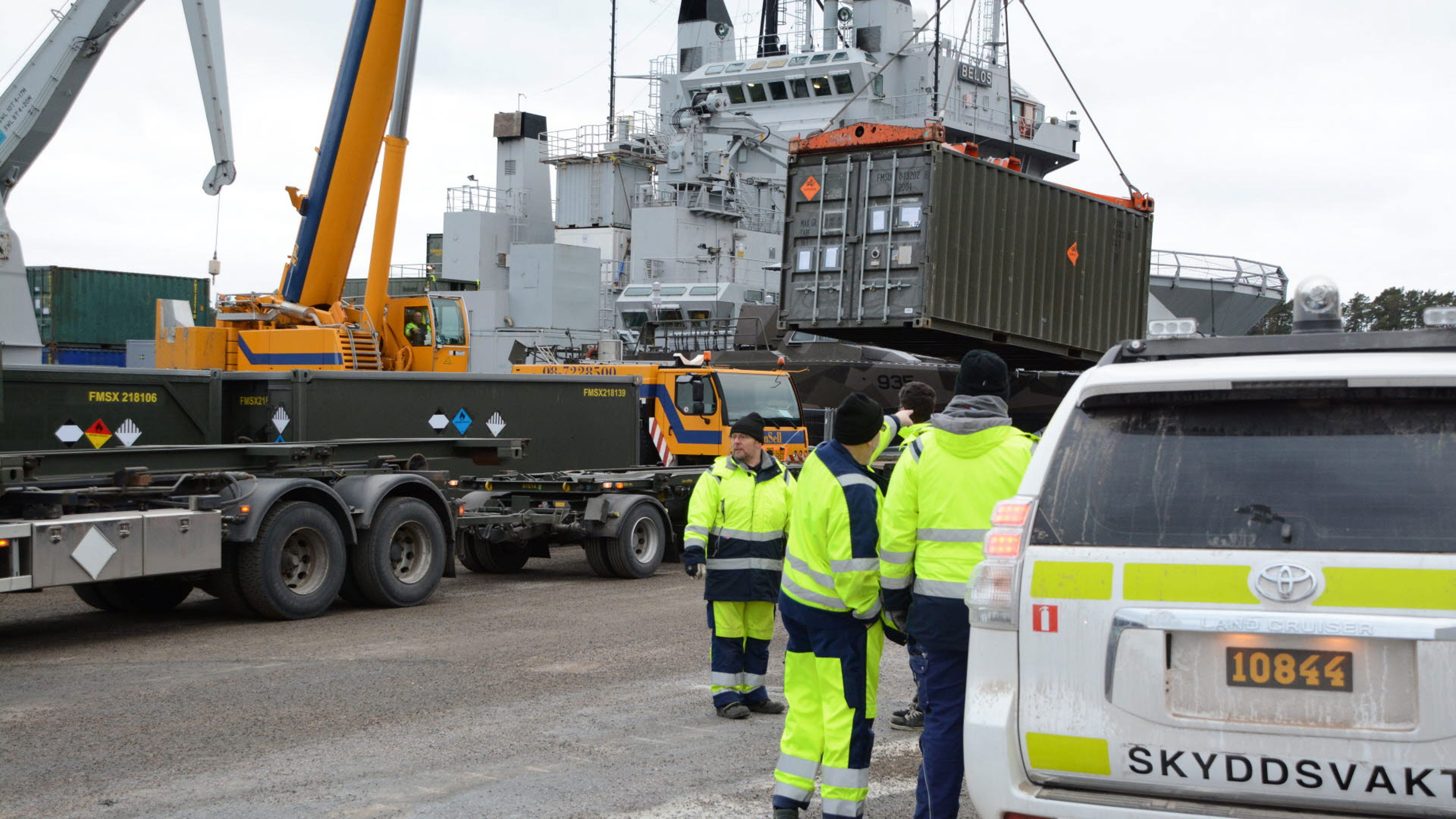 Container lastas ombord på fartyg.