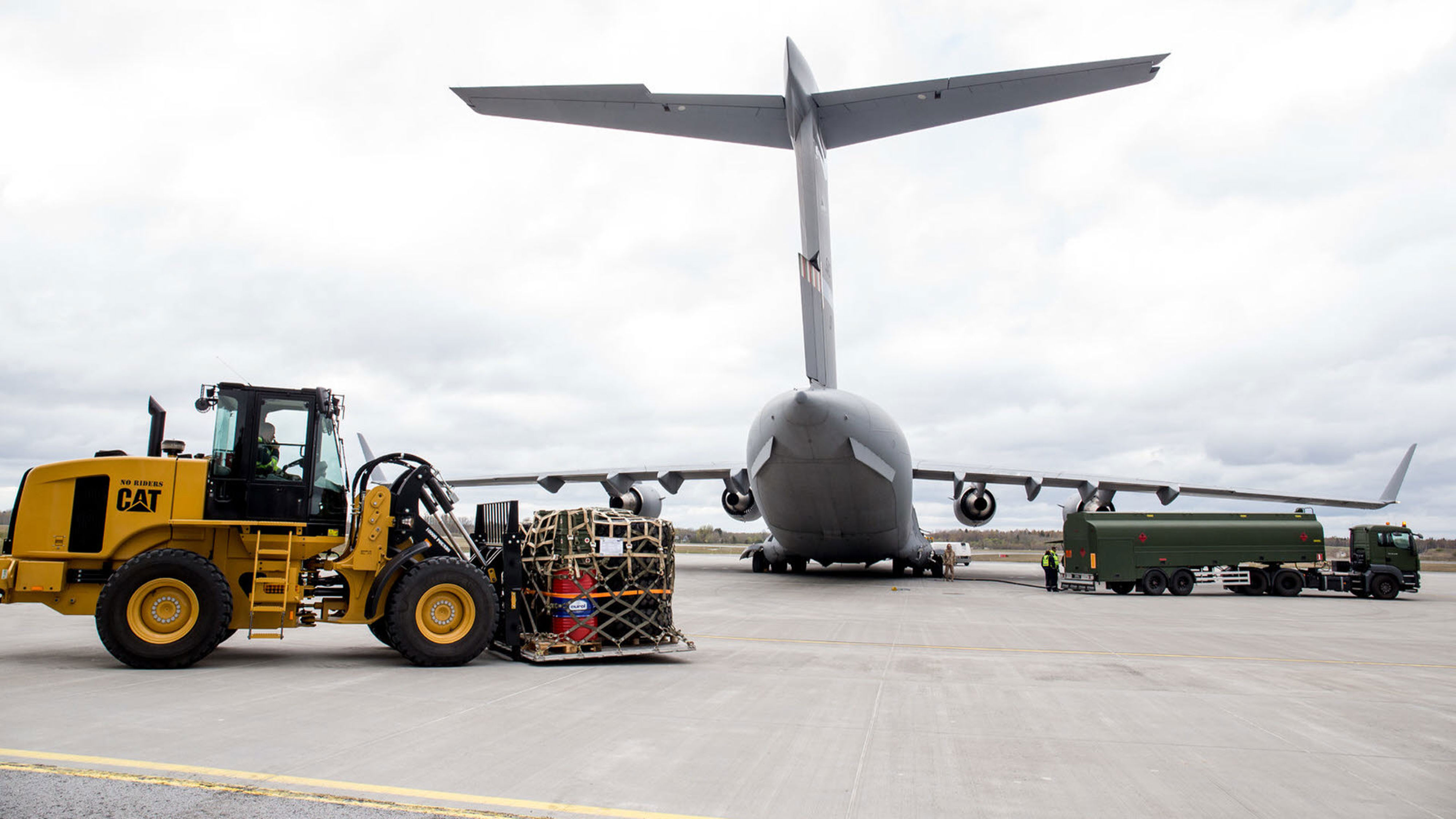 Flygplats med ett flygplan och en truck.