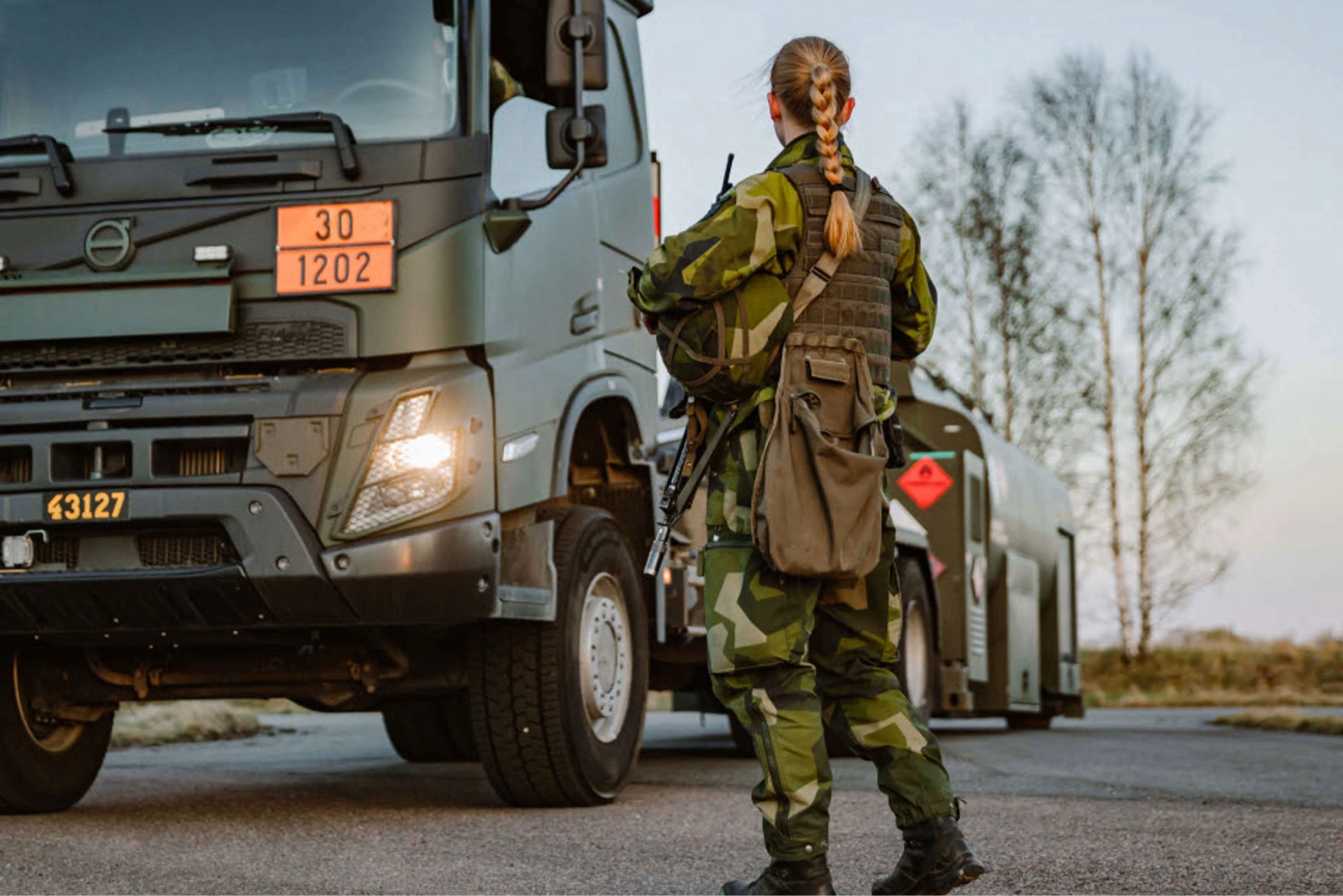 Soldat med fordon från underhållspluton.