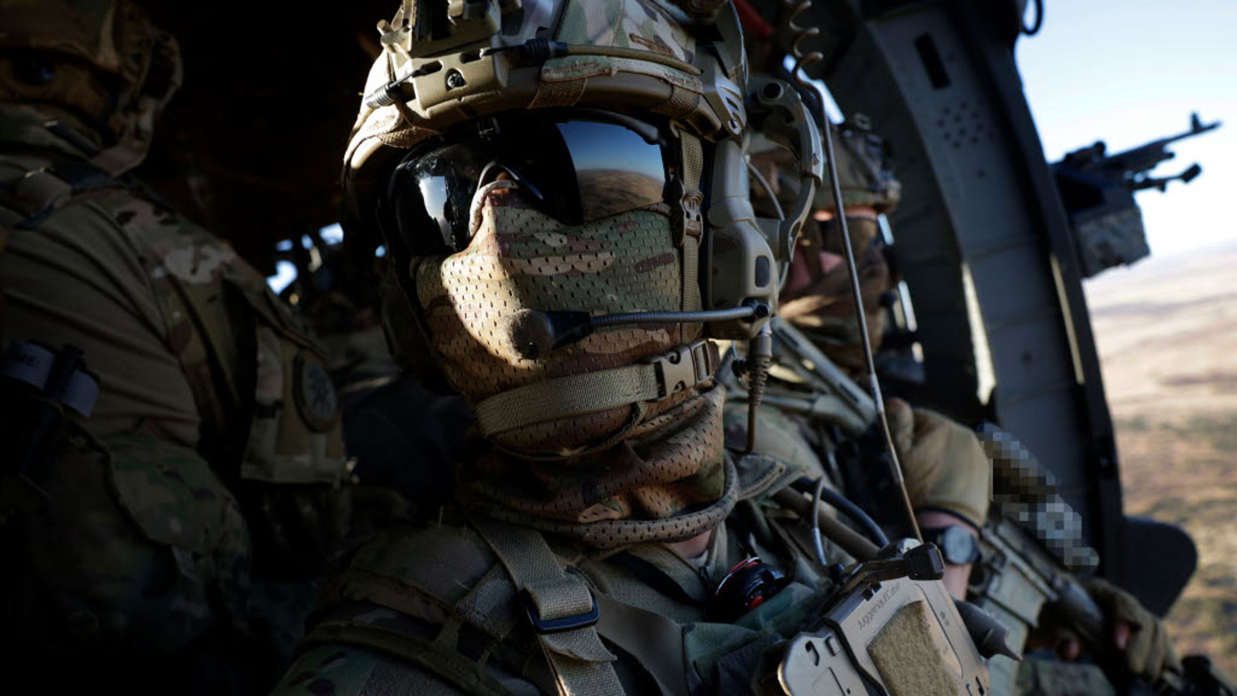 Närbild på en militär i full mundering där ansiktet inte syns.