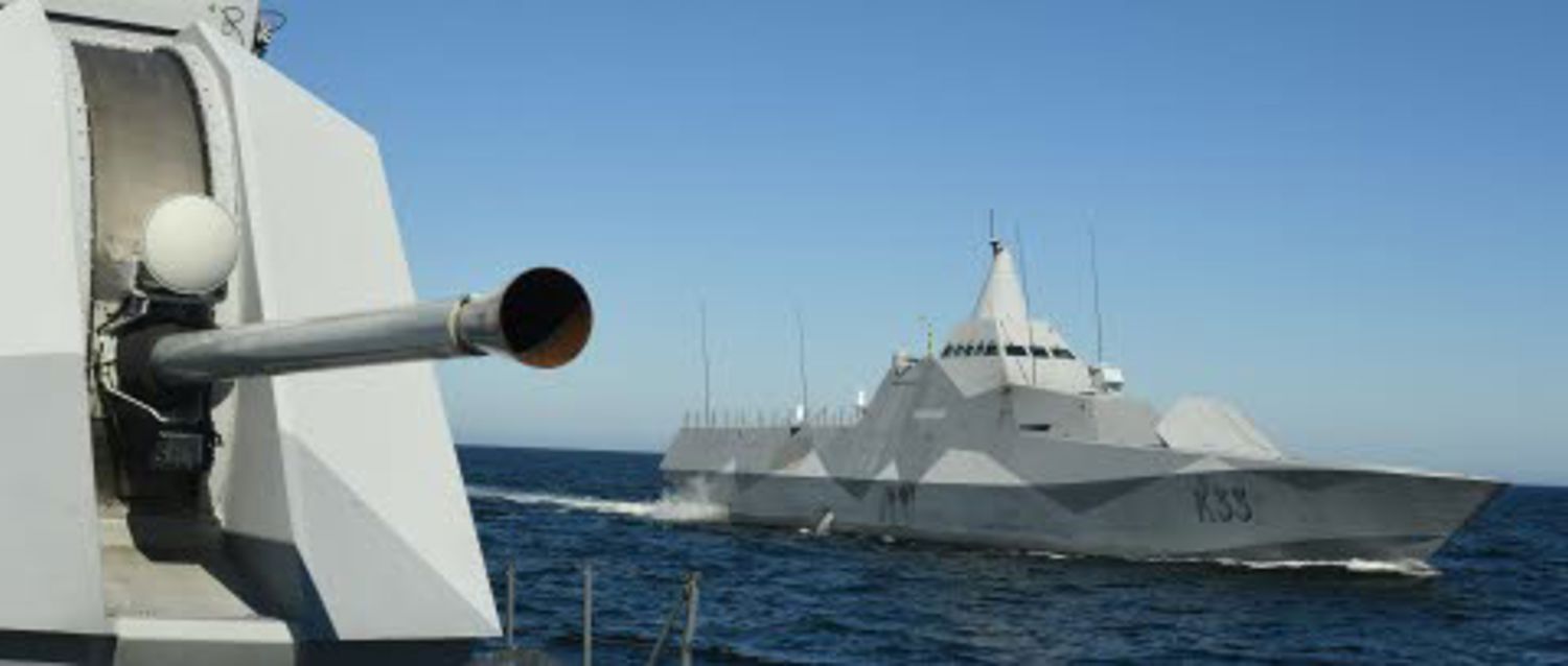 En Korvett åker på vattnet.