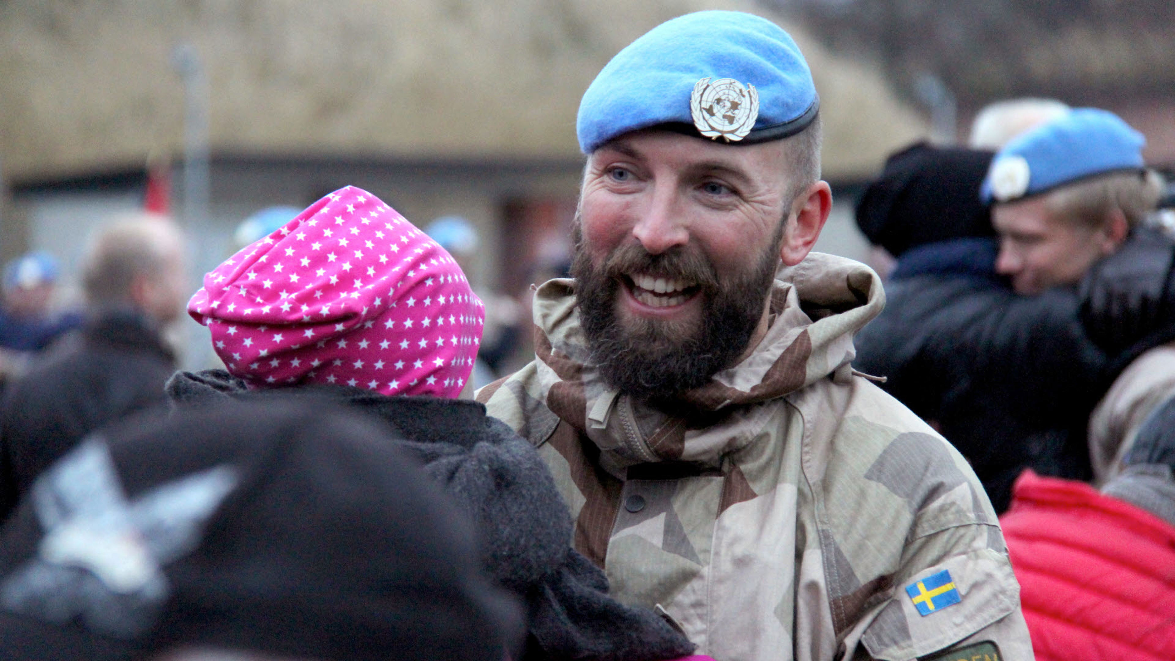 utlandsveteran kramar sitt barn