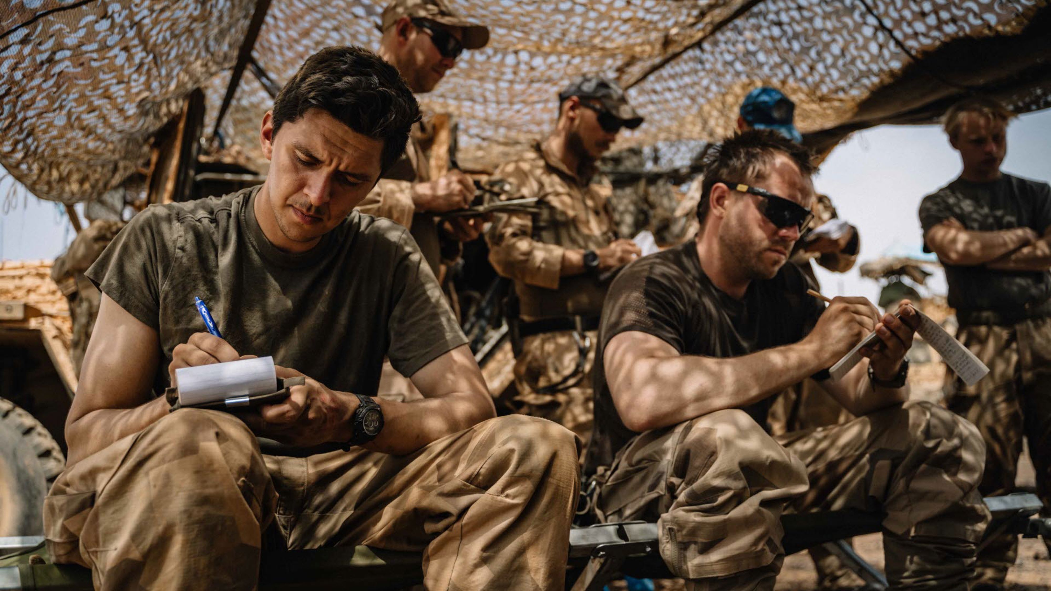 soldater utomlands som skriver anteckningar