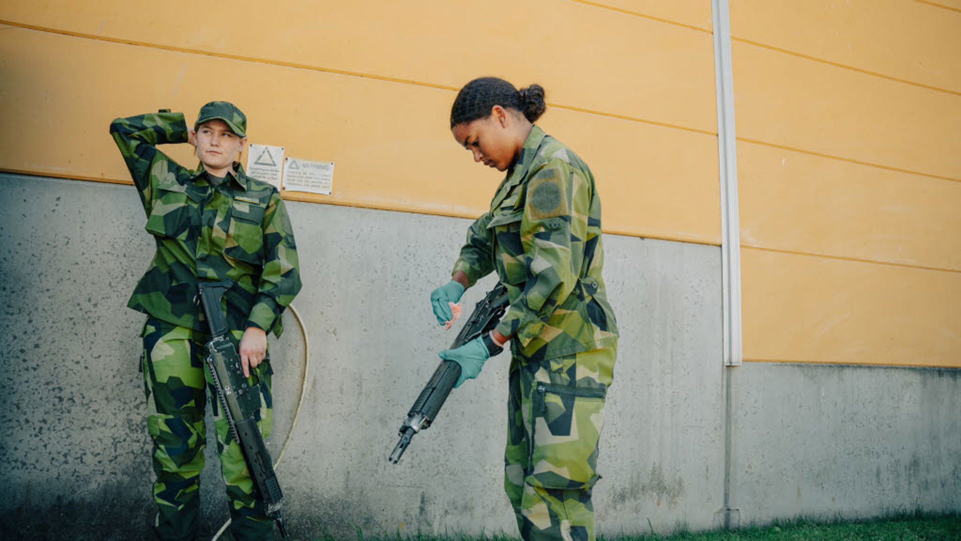 Två soldater tvättar sina vapen.