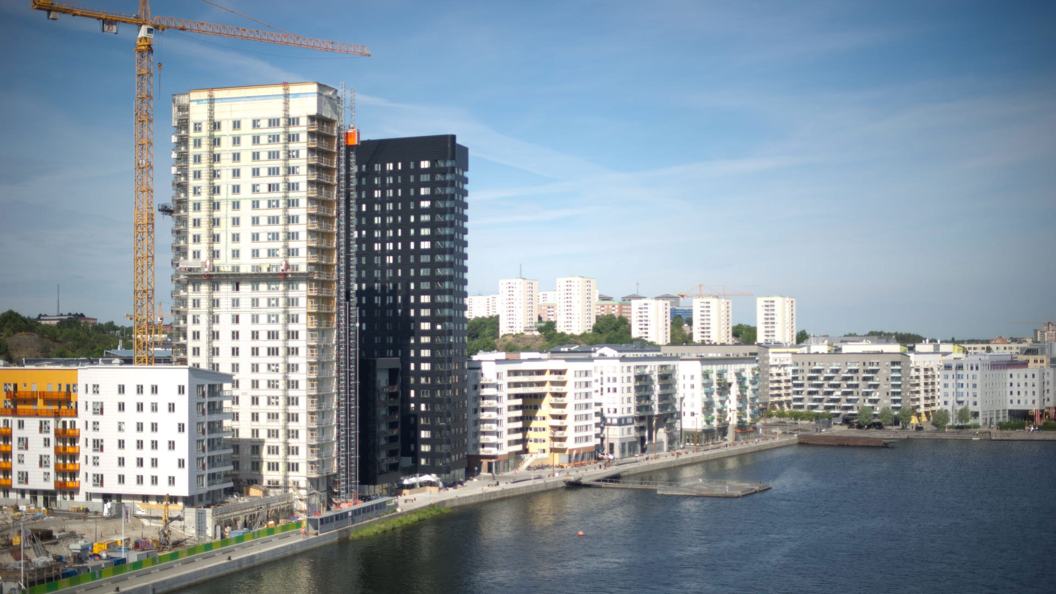 Bild på höghus vid vattnet