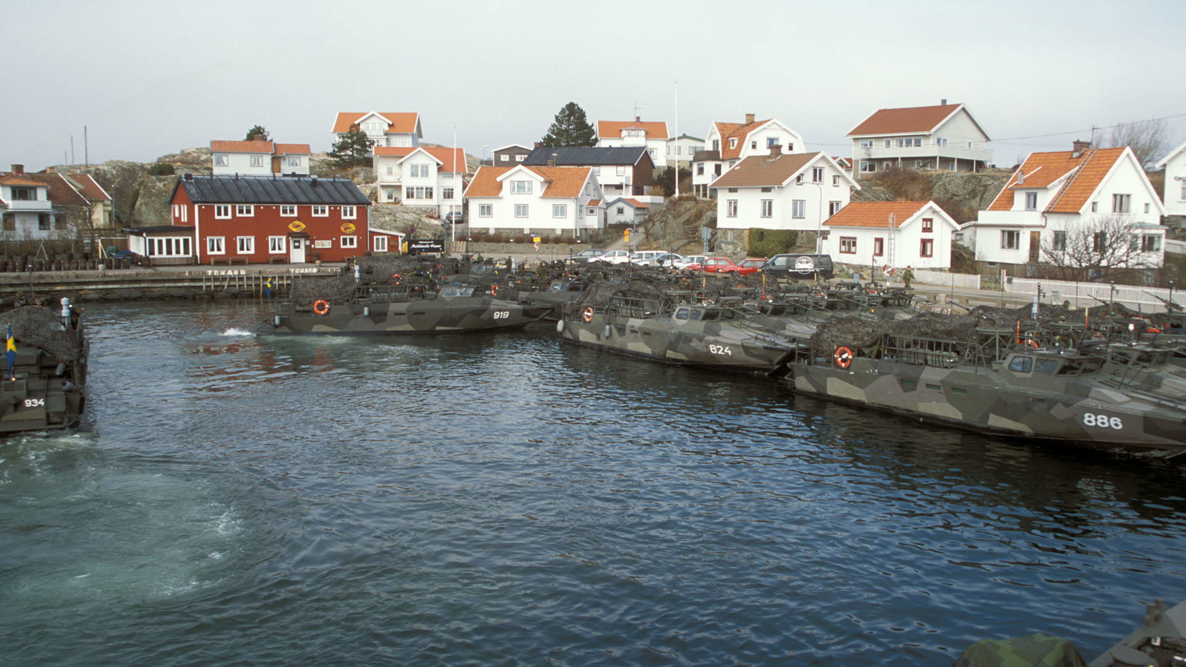 militära båtar vid en skärgård